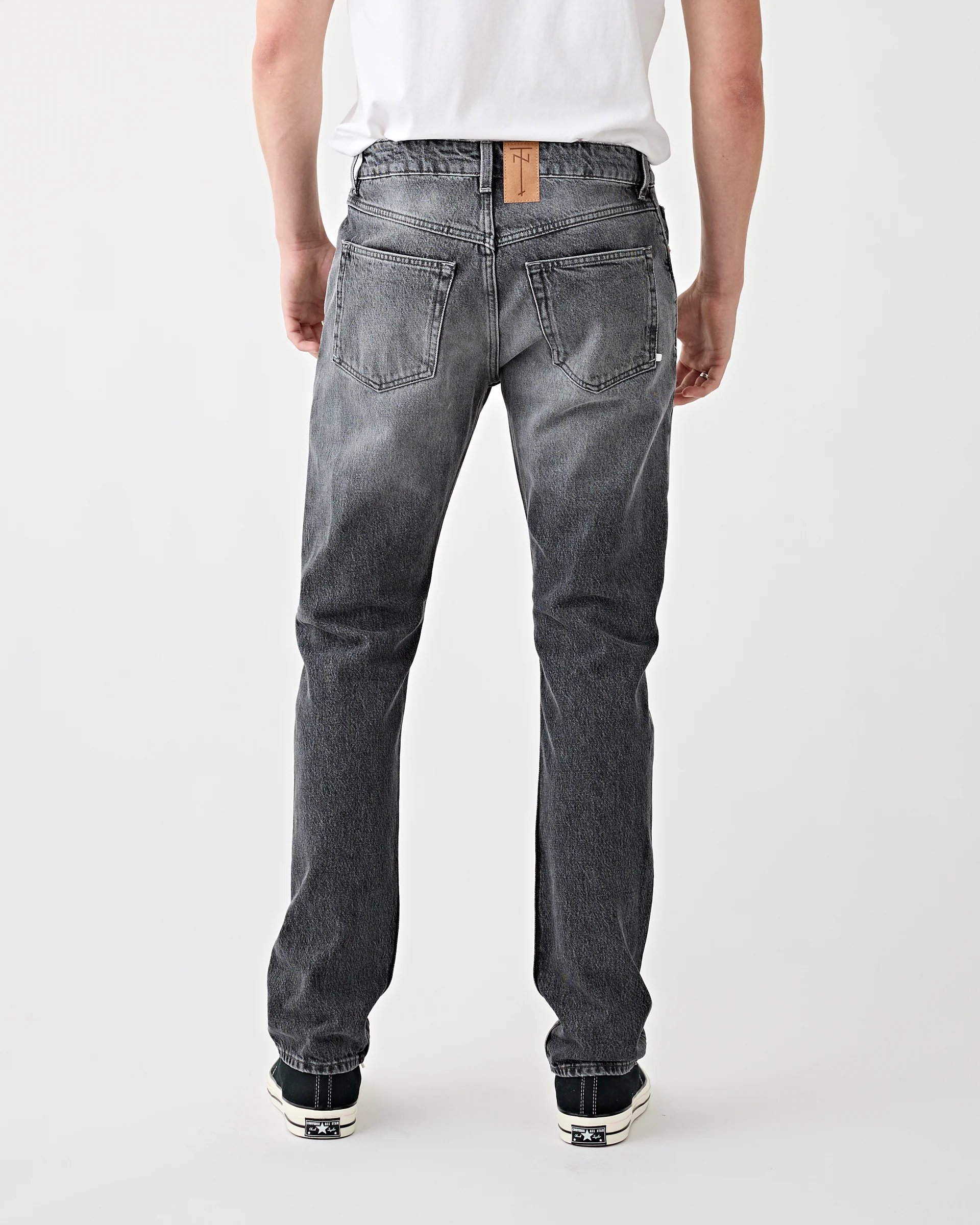 TENUE. Regular Tapered Jeans in Dark Grey