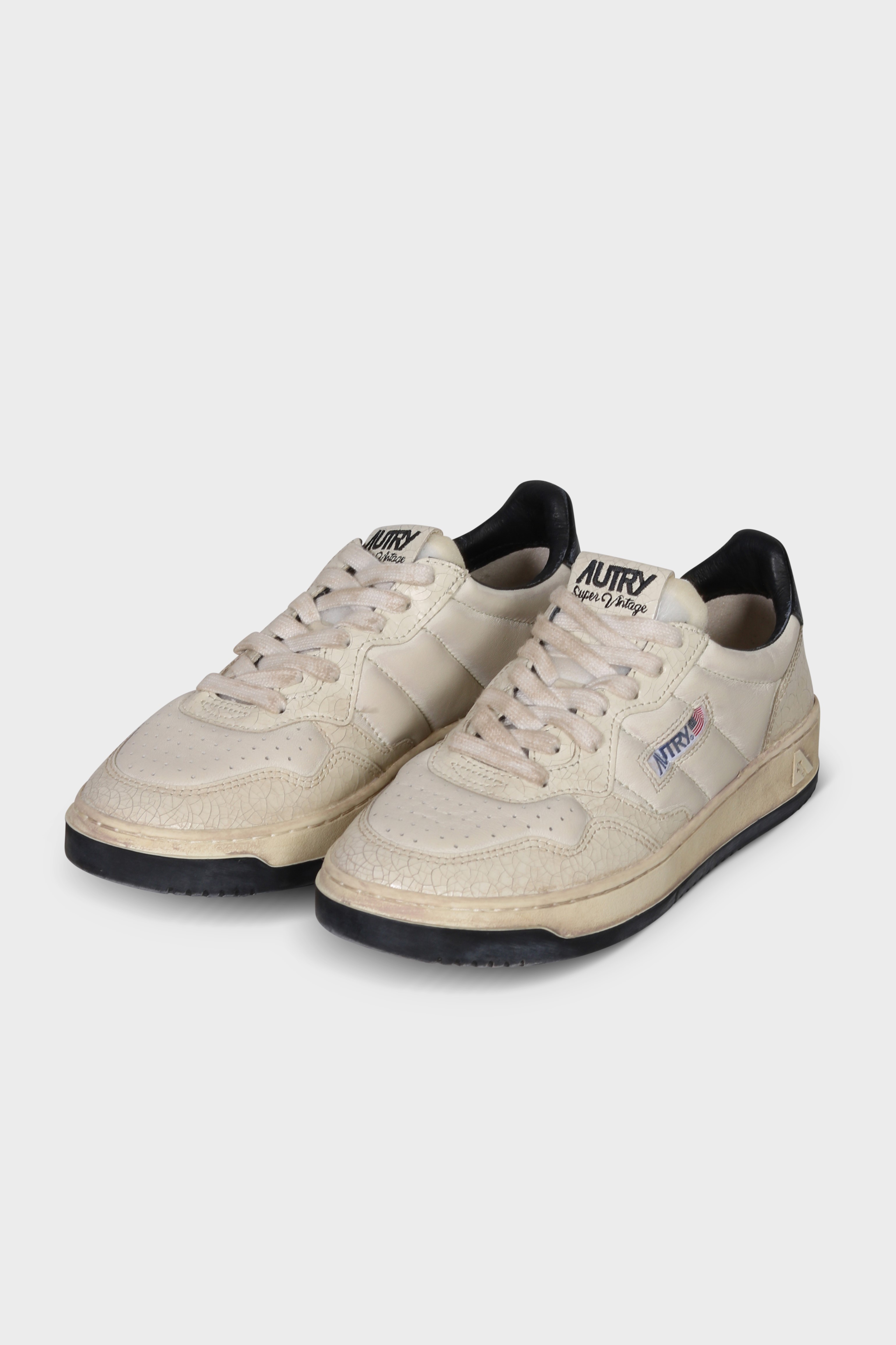 AUTRY ACTION SHOES Super Vintage Padded Low Sneaker White/Black 47