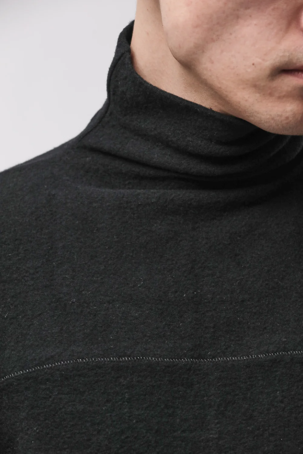 THOM KROM Light Fleece Turtleneck in Black