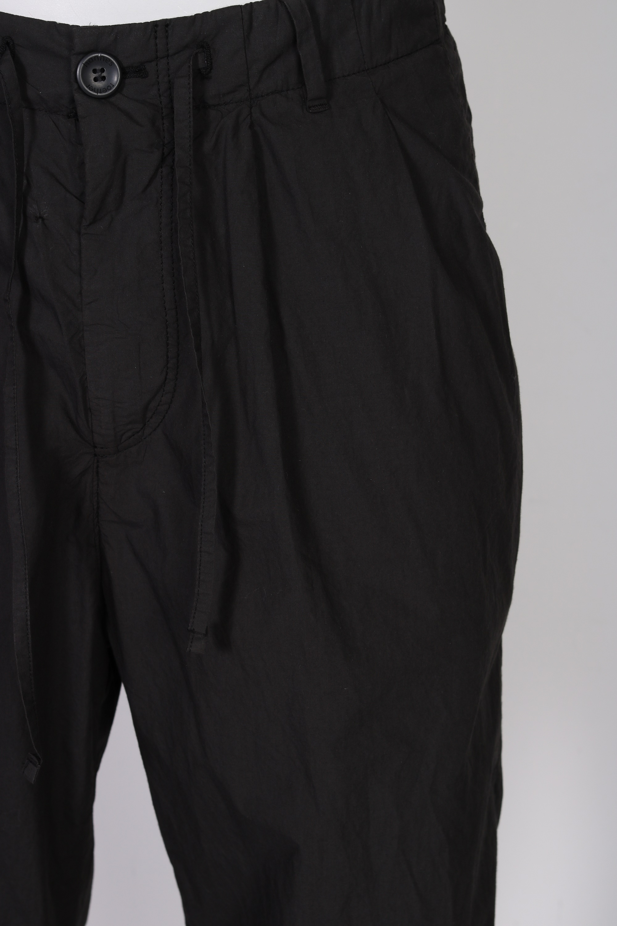 Hannes Roether Trousers in Black