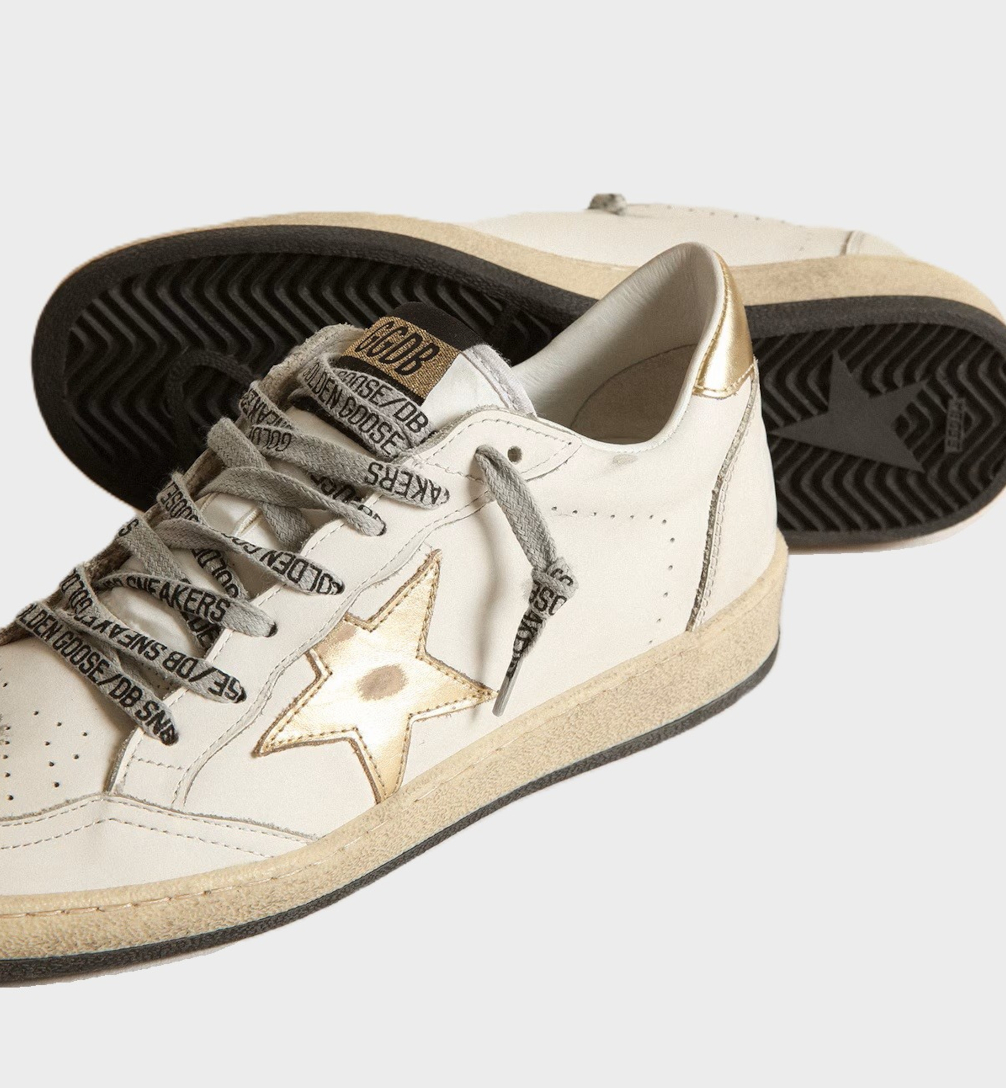 weißer sneaker mit goldenem stern von golden goose