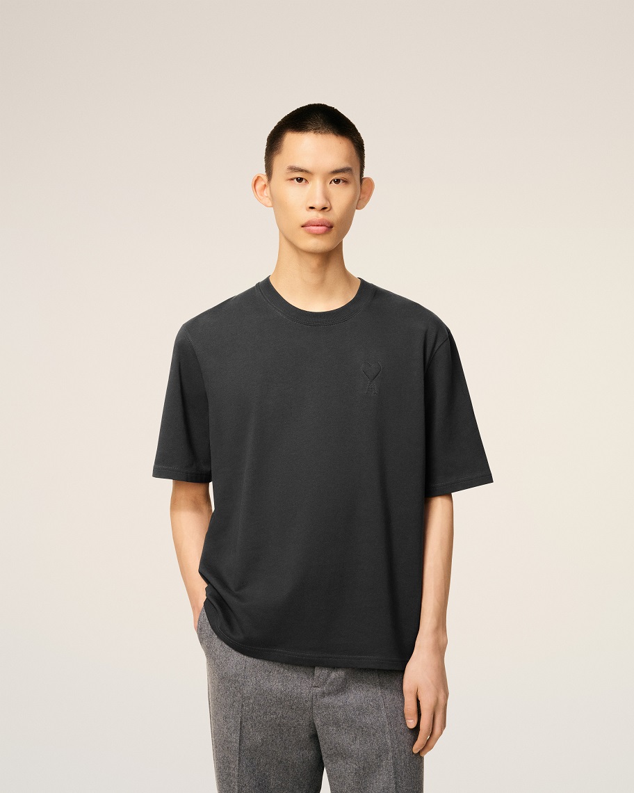AMI PARIS de Coeur Embossed T-Shirt in Anthracite