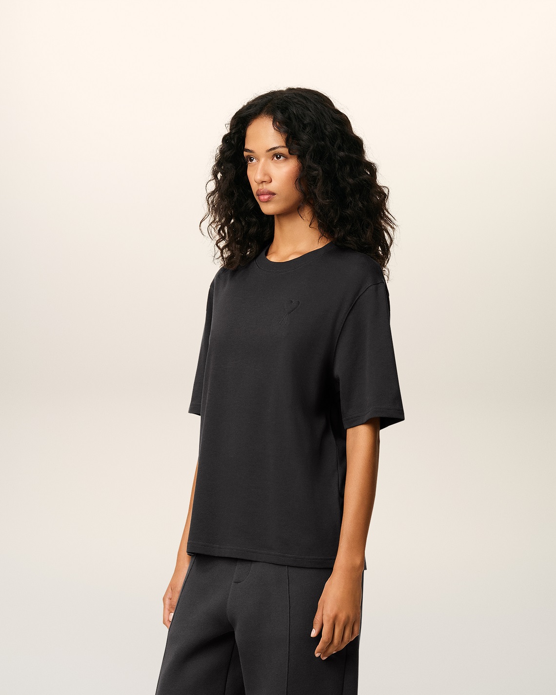 AMI PARIS de Coeur Embossed T-Shirt in Anthracite