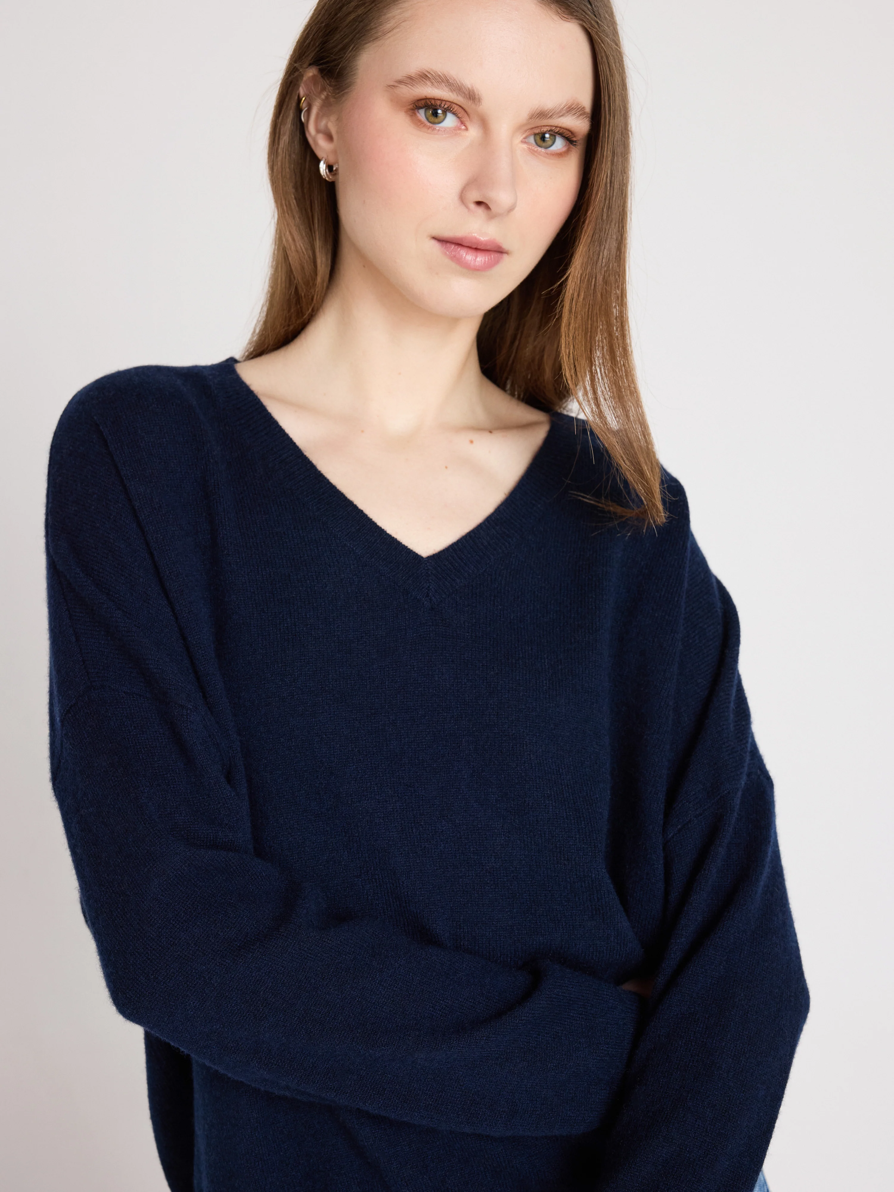 ABSOLUT CASHMERE V-Neck Sweater in Navy