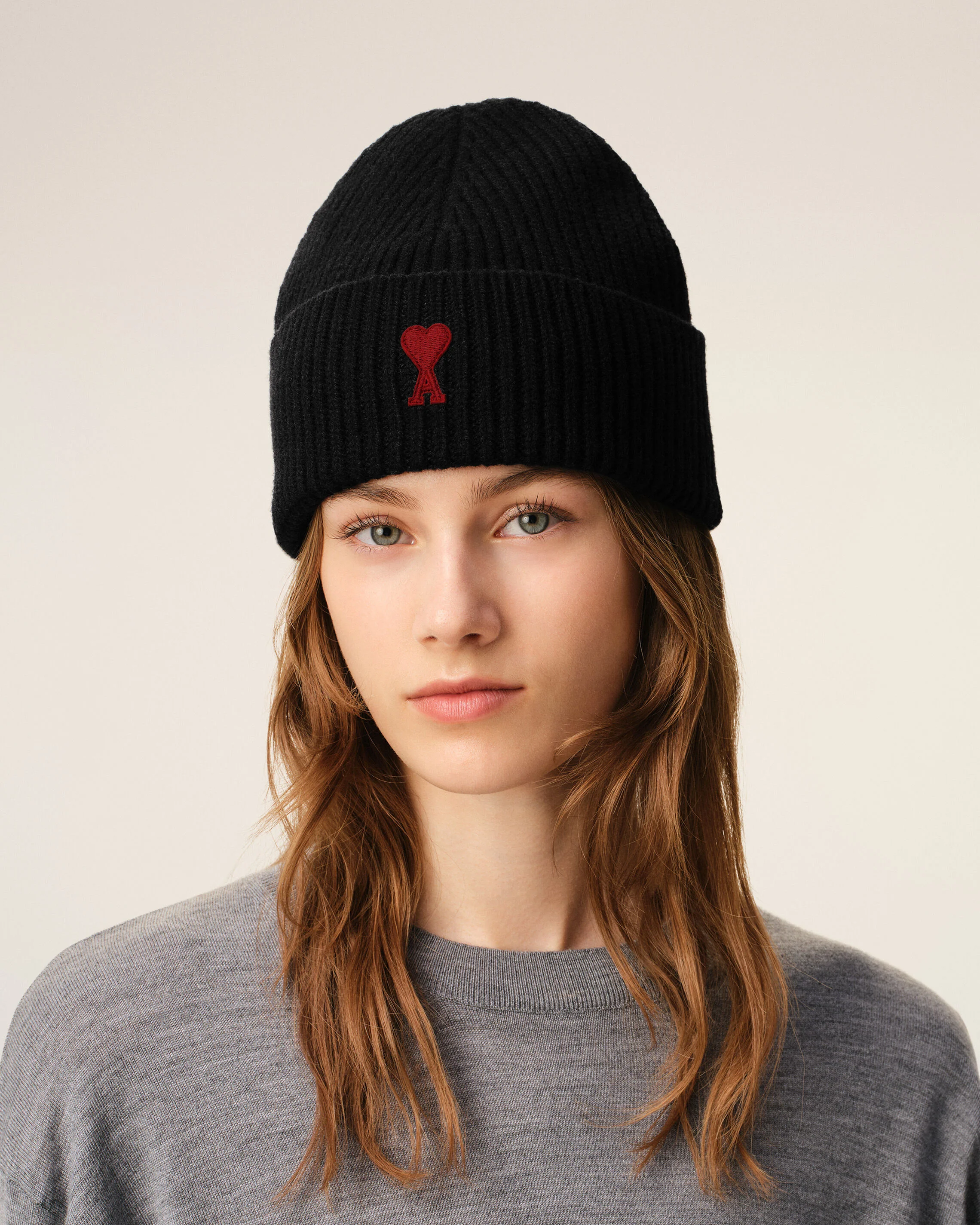 AMI PARIS de Coeur Beanie in Black/Red