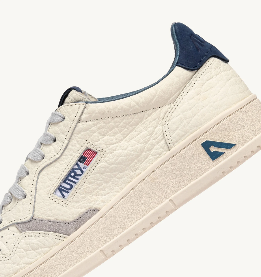 AUTRY ACTION SHOES Medalist Low Sneaker Elephant in Vapor/Blue