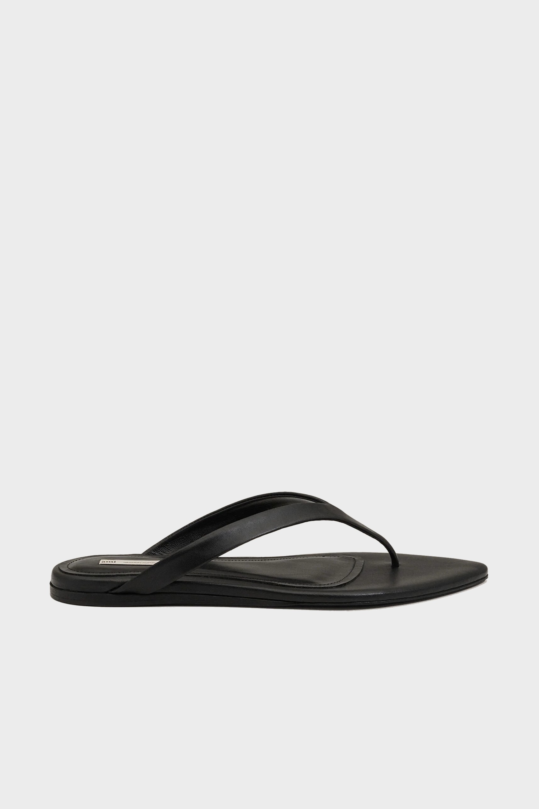 AMI PARIS Leather Flip Flops in Black