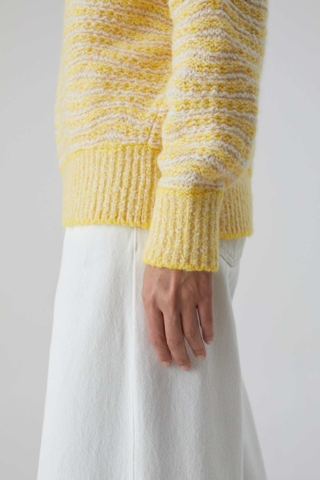 Closed Knit Pullover in Soft Yellow