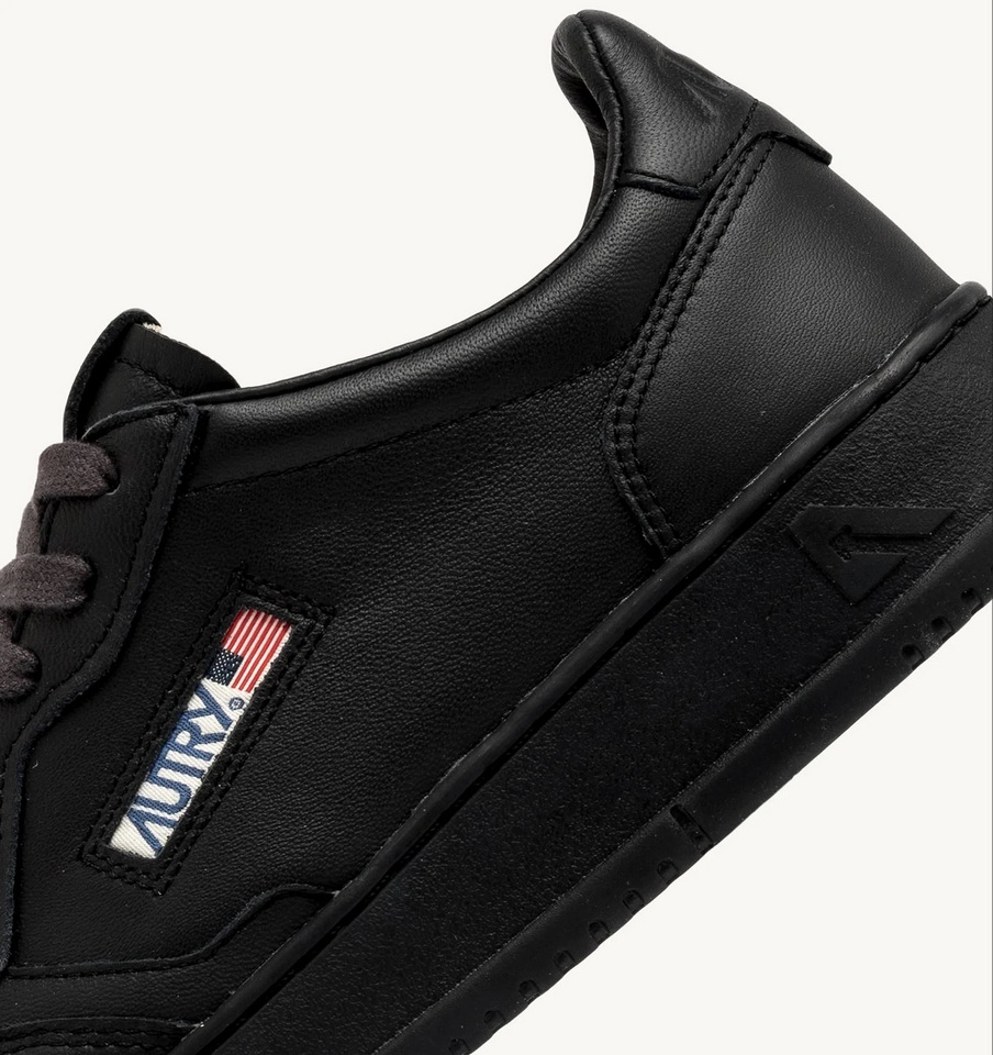 AUTRY ACTION SHOES Medalist Low Sneaker Goat in Black/Black