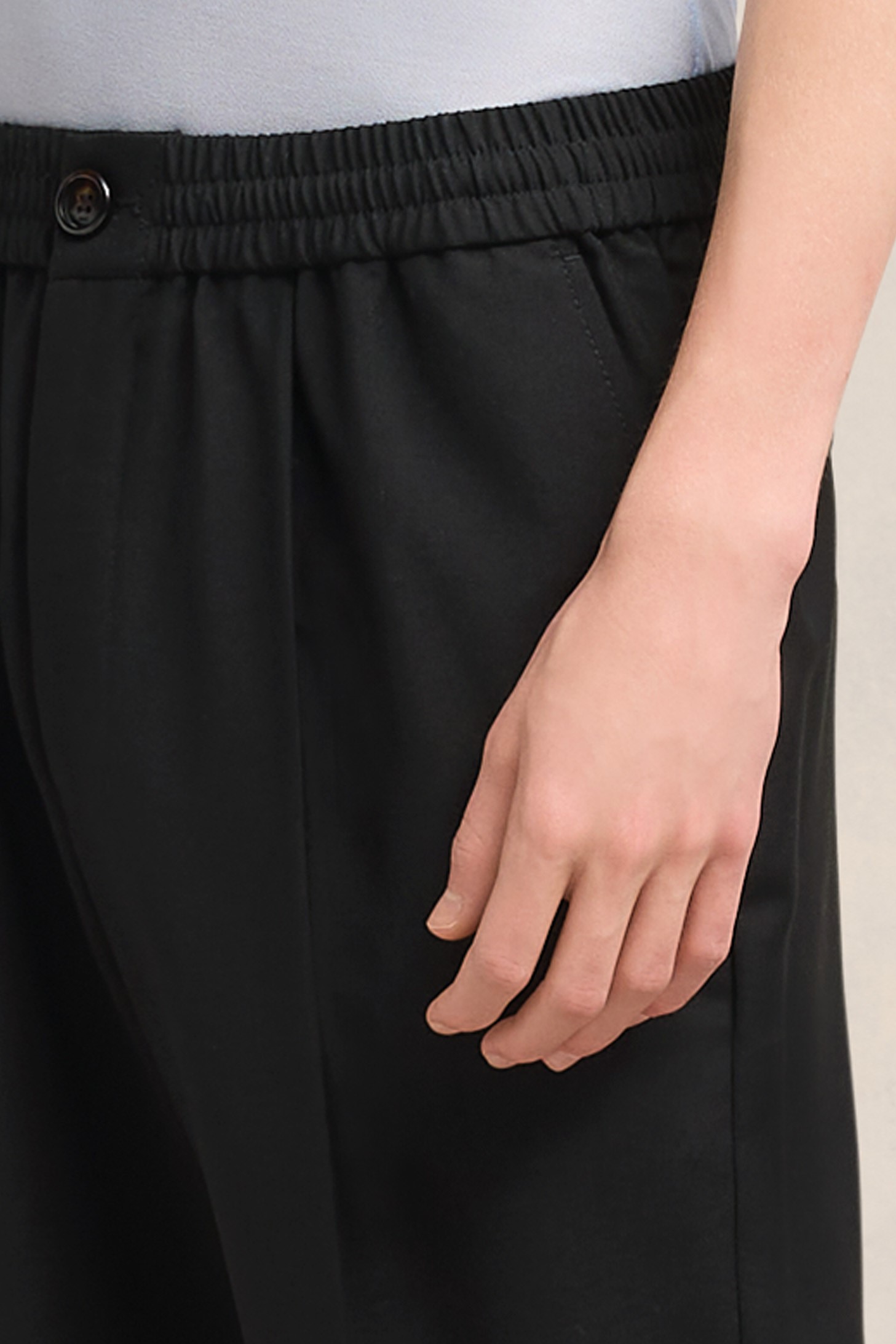 AMI PARIS Elasticated Waist Cropped Wool Trouser in Black L