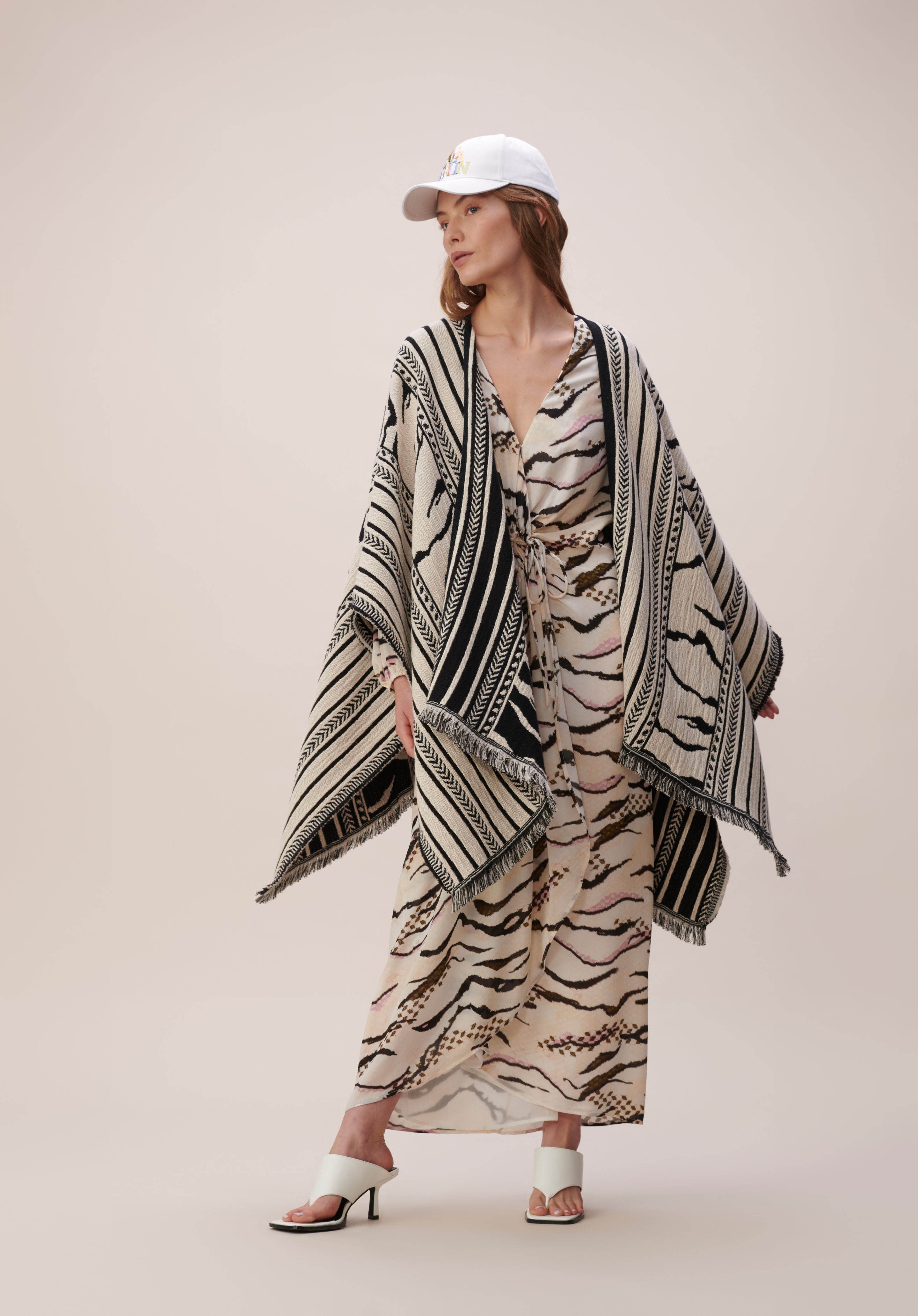 Lala Berlin Poncho Jean Black Sand