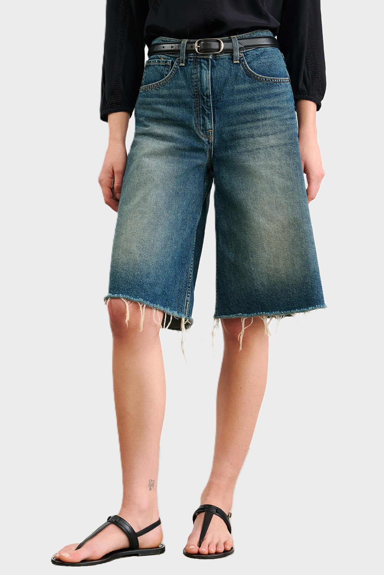 NILI LOTAN Alona Jeans Shorts in Simon Wash NILI LOTAN Alona Jeans Shorts in Simon Wash
