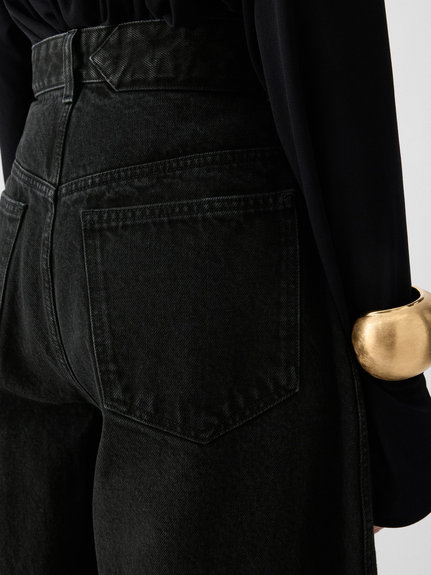 JACQUEMUS Ovalo de-Nîmes Jeans in Black