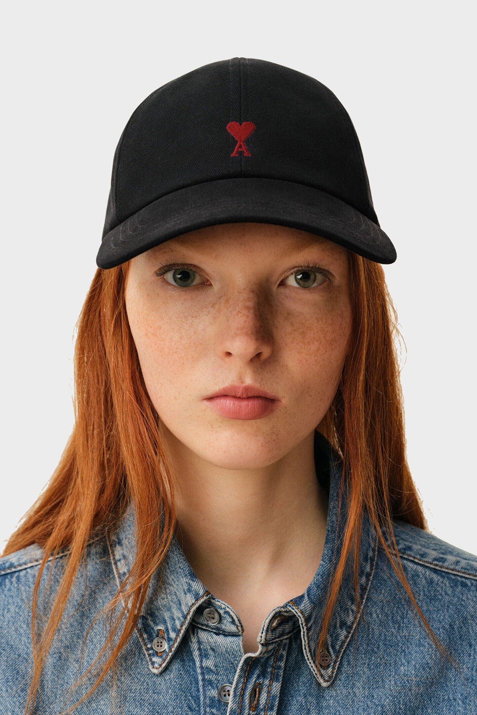 AMI PARIS de Coeur Cap in Black / Red Logo