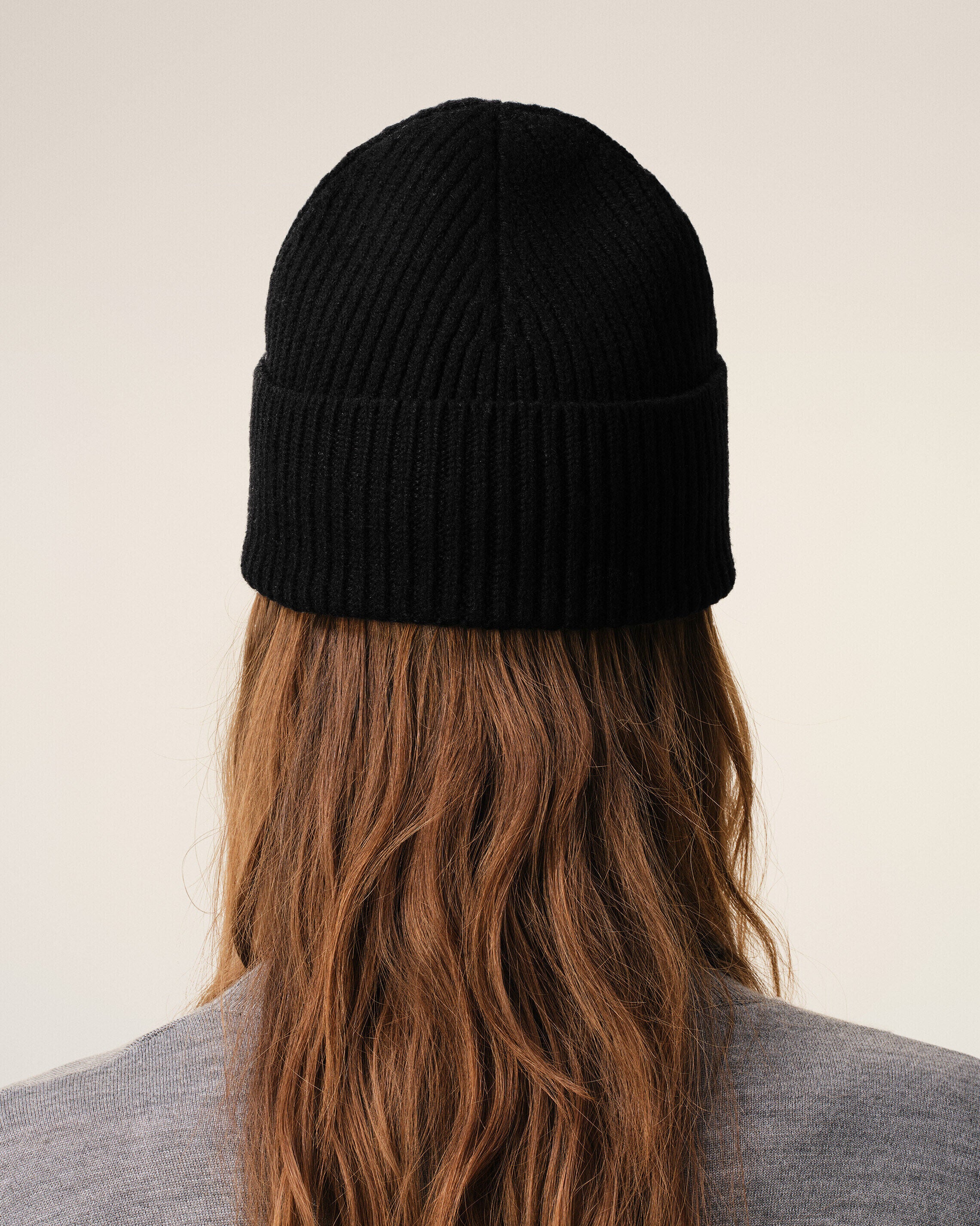AMI PARIS de Coeur Beanie in Black/Red