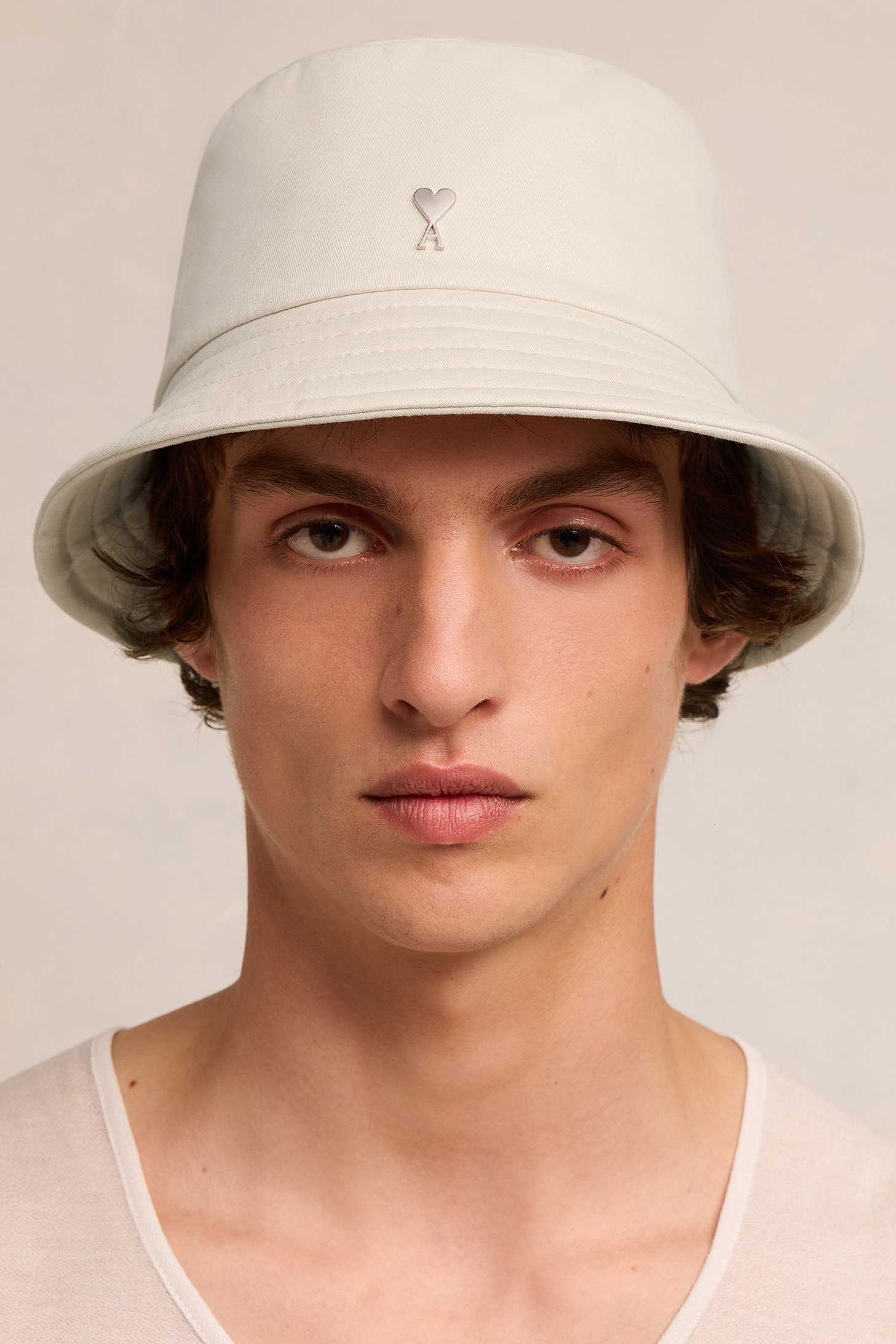 AMI PARIS de Coeur Bucket Hat in Chalk 60