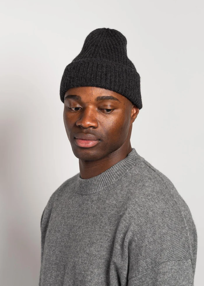 YACAIA Merino/Cashmere Beanie in Black Melange