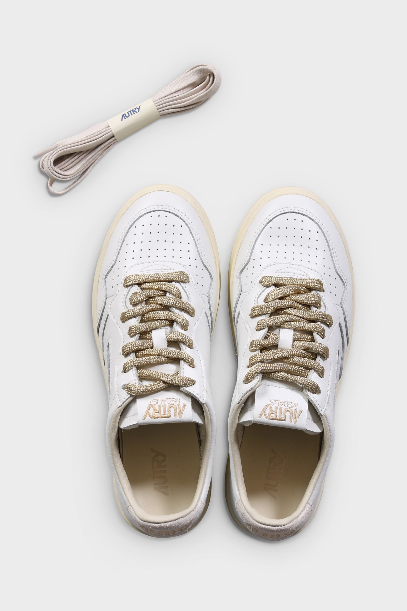 AUTRY ACTION SHOES Medalist Low Sneaker in White/Gold