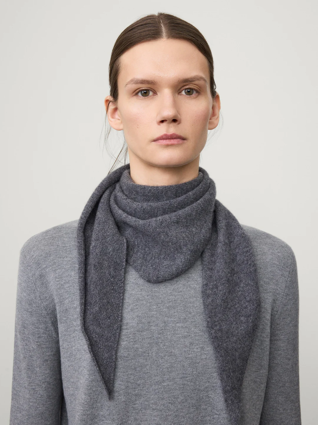 LISA YANG Florianne Cashmere Scarf in Graphite