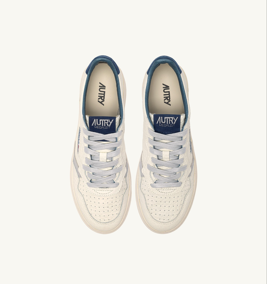 AUTRY ACTION SHOES Medalist Low Sneaker Elephant in Vapor/Blue