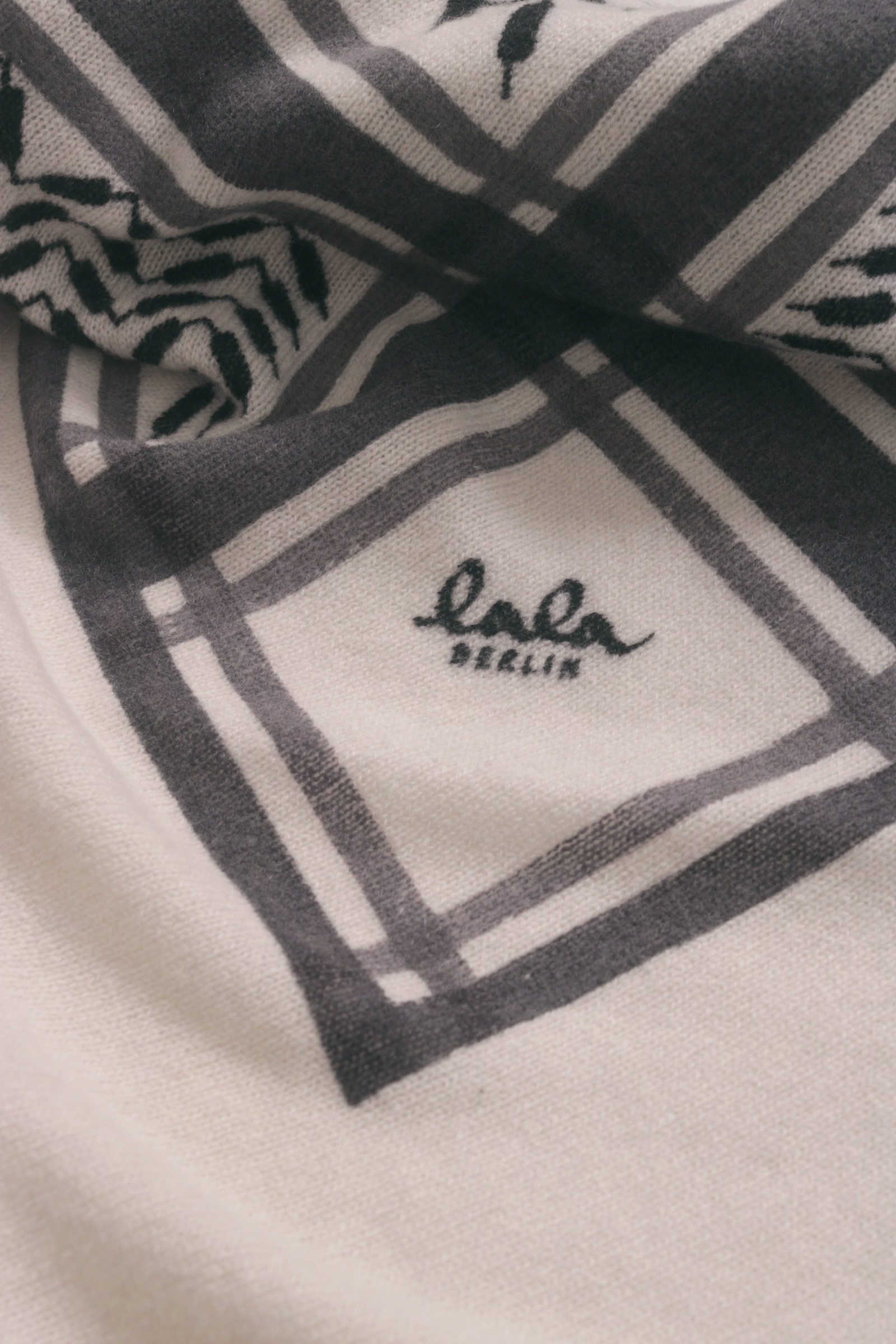 Lala Berlin Cashmere Triangle Classic Scarf Offwhite