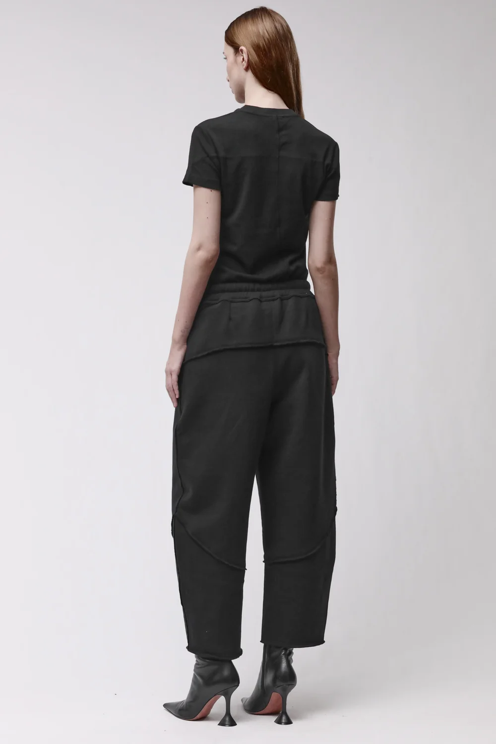 THOM KROM Cropped Barrel Fit Sweatpant in Black