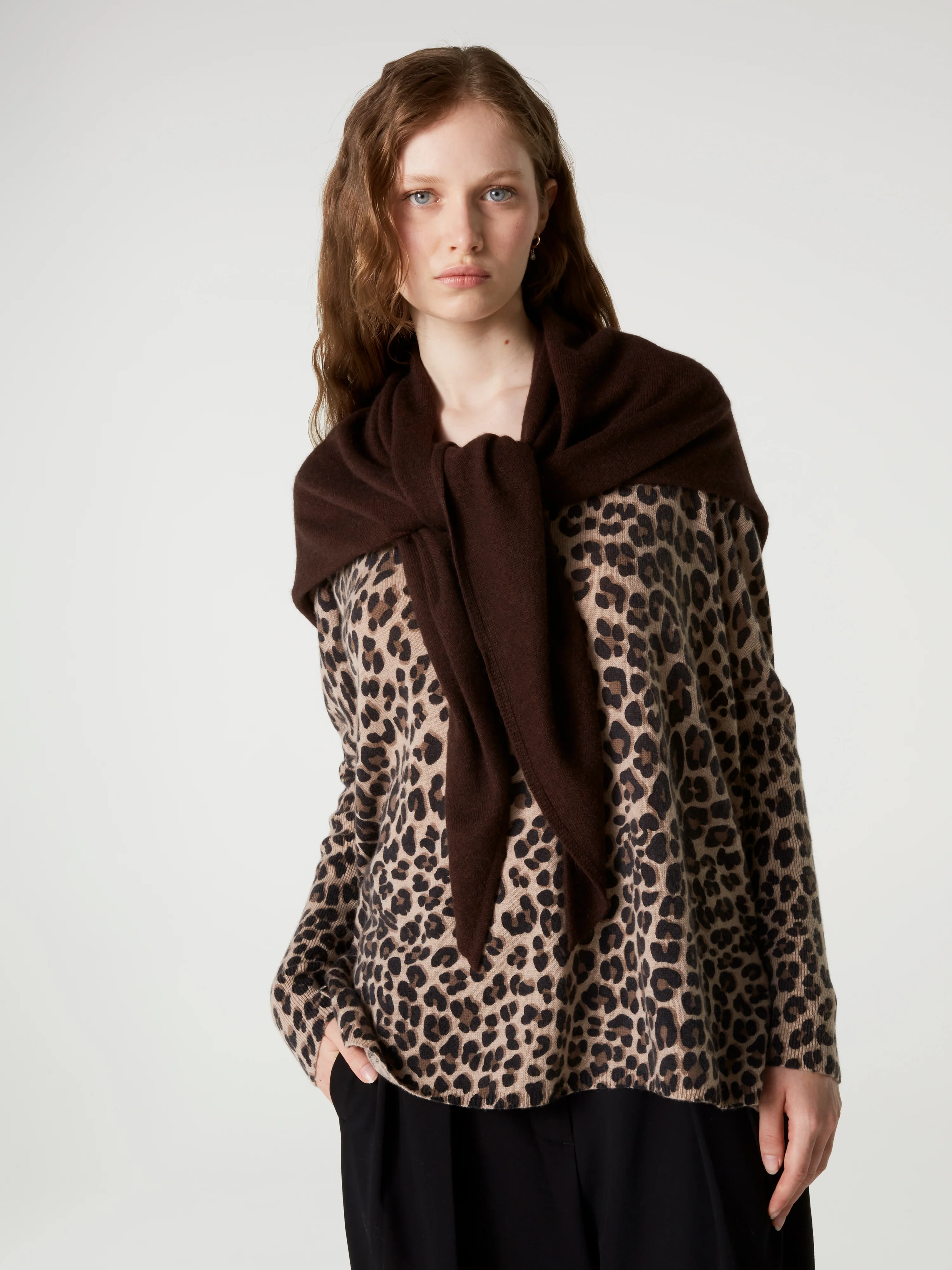 ABSOLUT CASHMERE Triangle Cashmere Scarf in Brown
