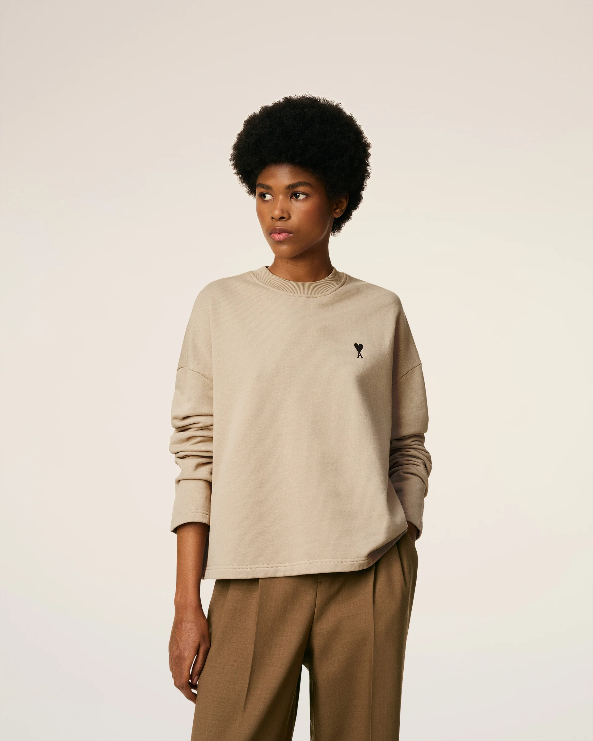 AMI PARIS de Coeur Cropped Sweatshirt in White Coffee