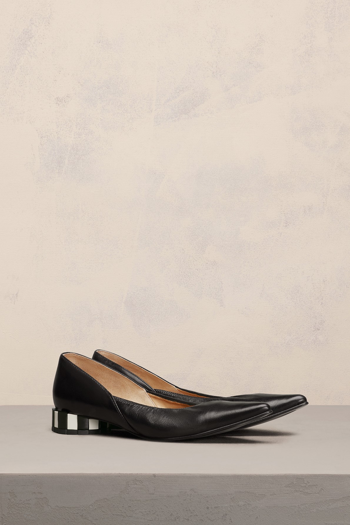 AMI PARIS Pointed Toe Pleated Shoes in Black
