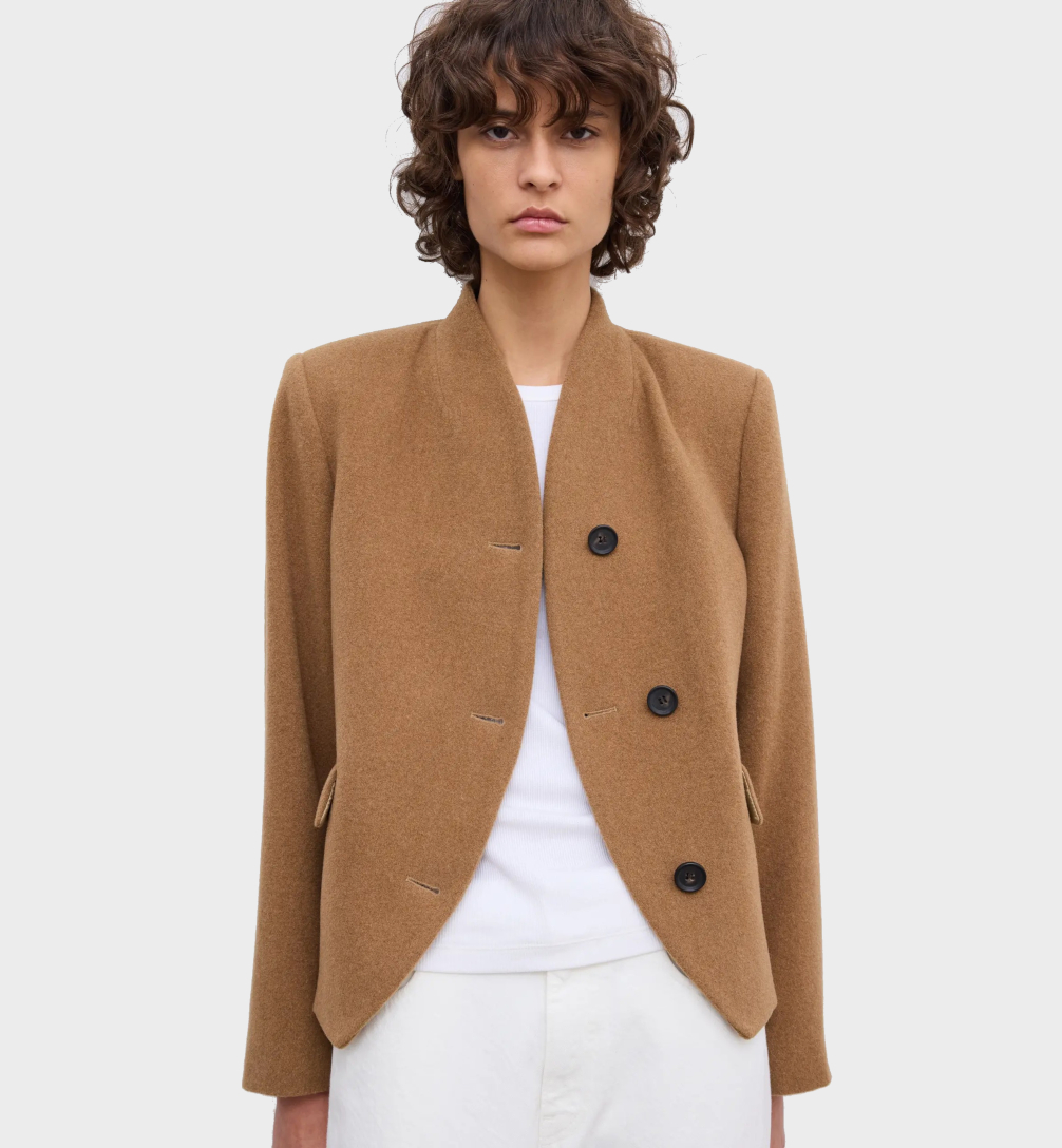 frau mit einer cognac farbene jacke von dagmar