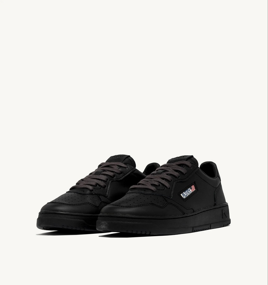 AUTRY ACTION SHOES Medalist Low Sneaker Goat in Black/Black