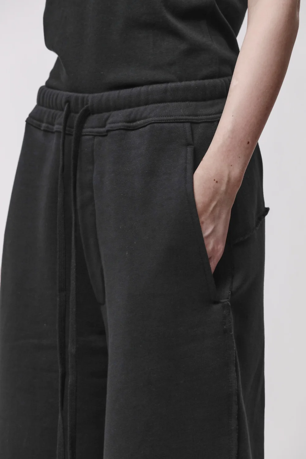 THOM KROM Cropped Barrel Fit Sweatpant in Black