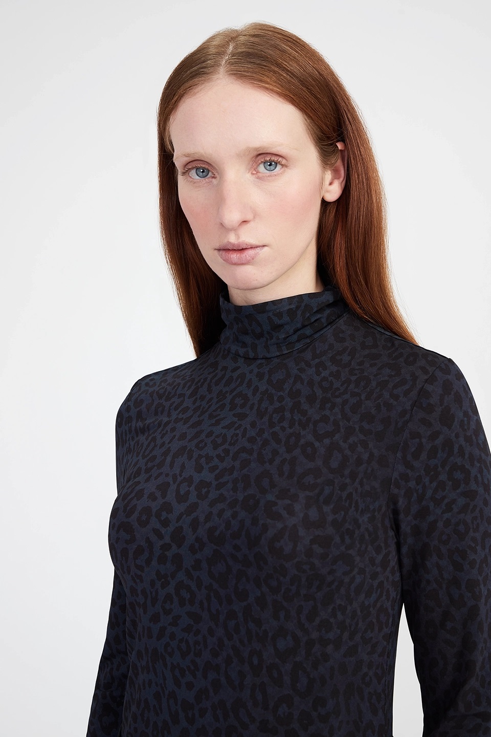 LALA BERLIN Viscose Turtleneck in Dark Navy Leo