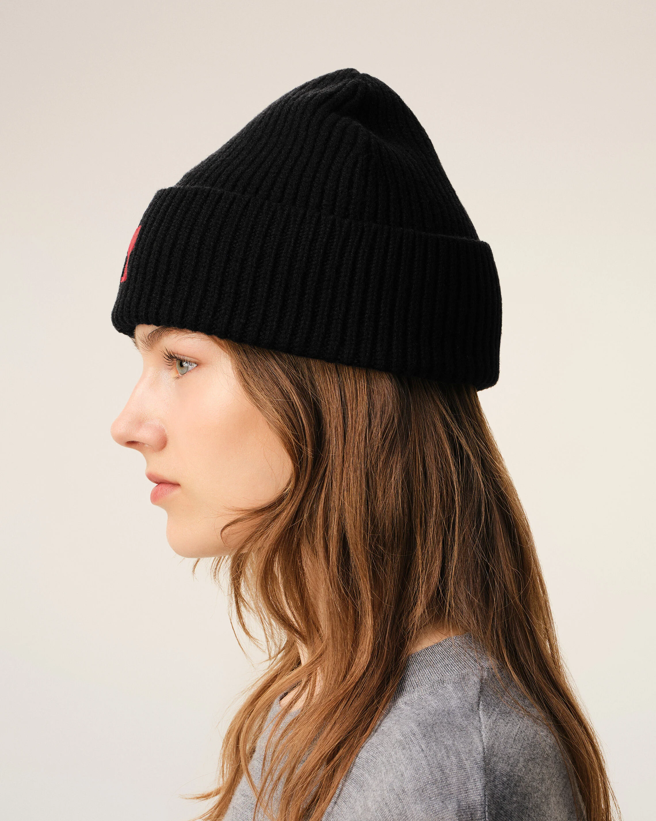 AMI PARIS de Coeur Beanie in Black/Red