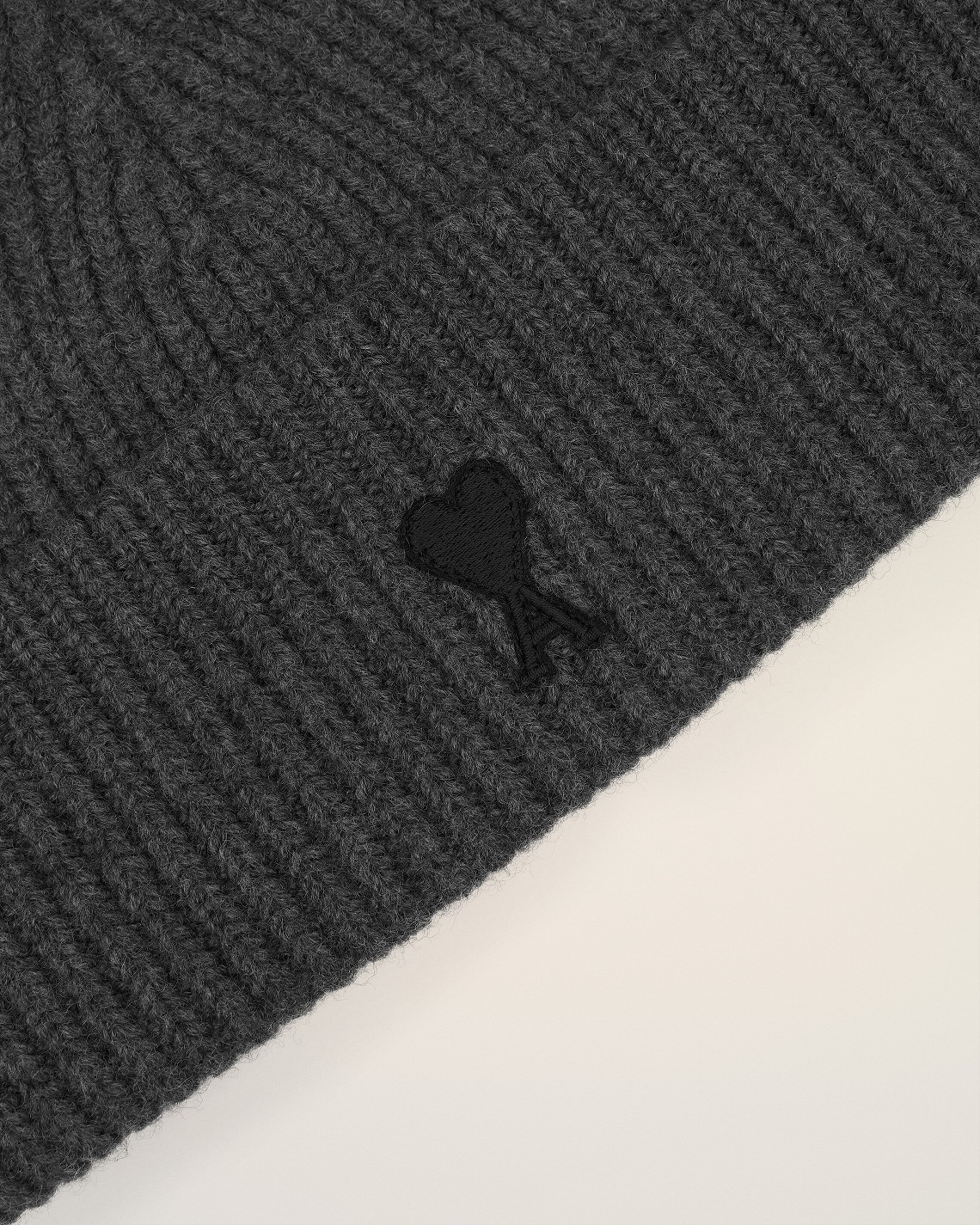 AMI PARIS de Coeur Beanie in Heather Dark Grey/Black