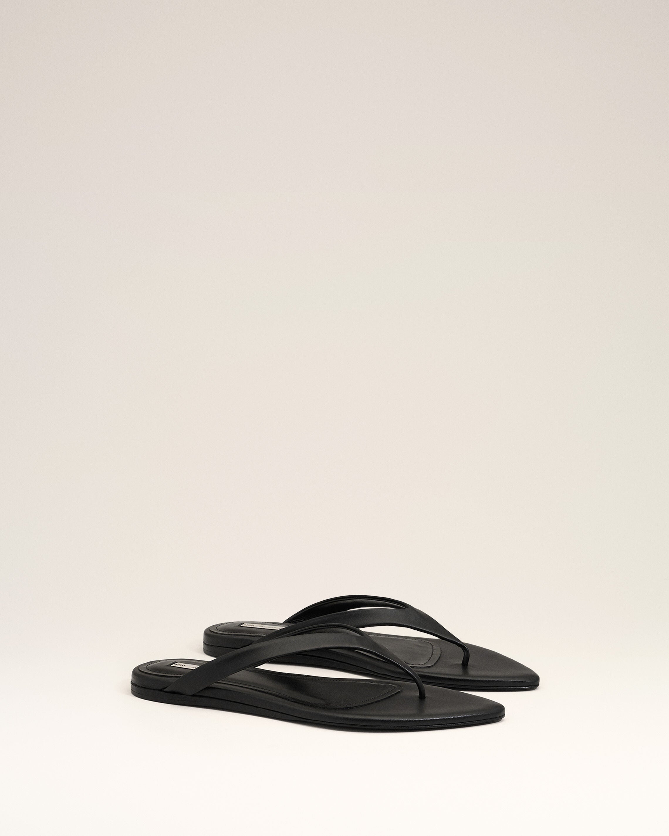 AMI PARIS Leather Flip Flops in Black