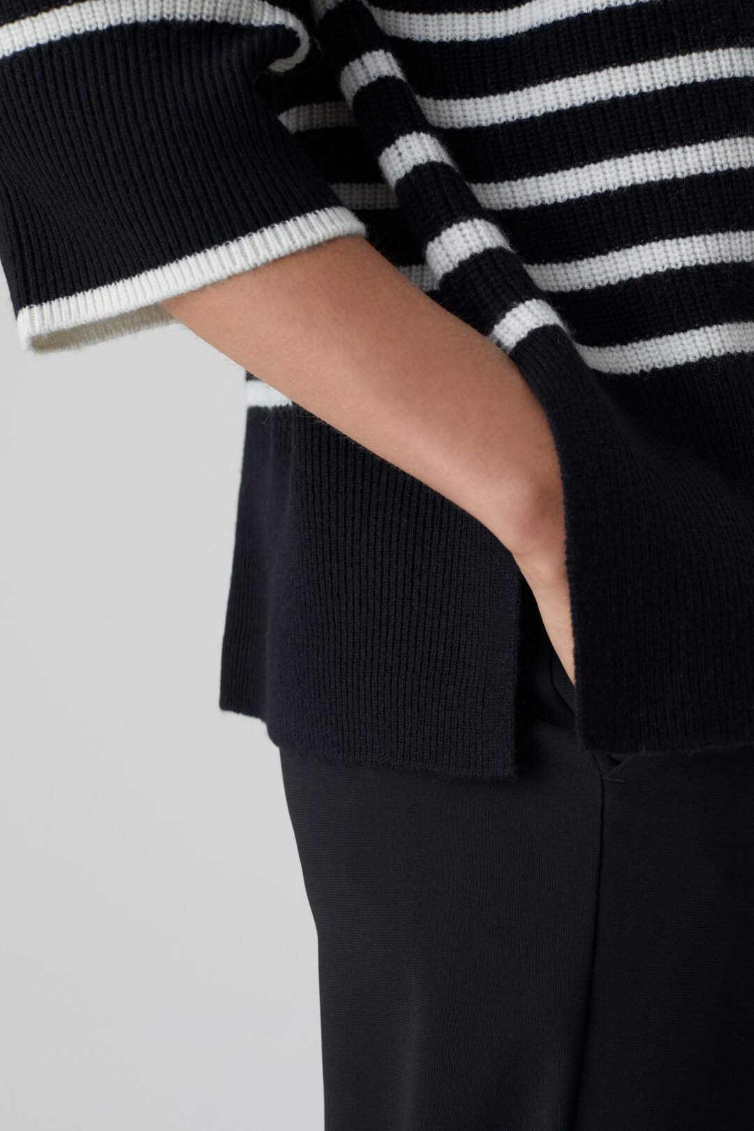 Closed Knit Pullover in Navy Stripe