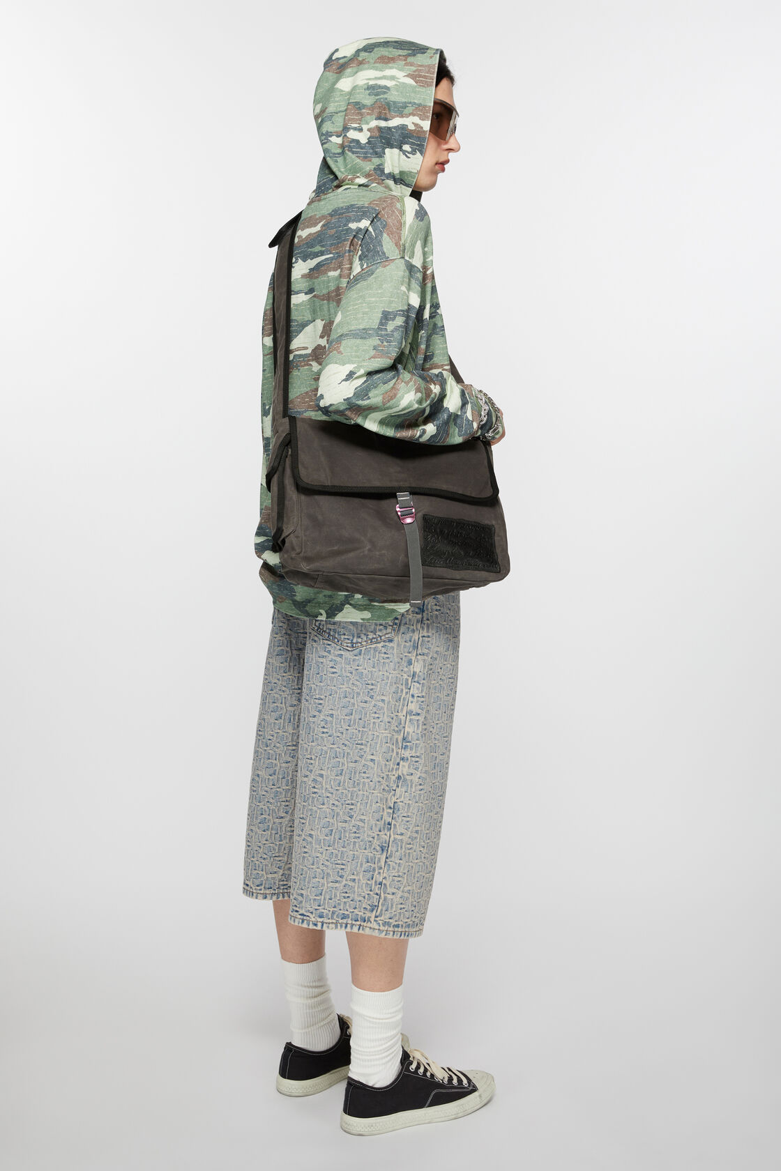 ACNE STUDIOS Messenger Bag in Grey/Black