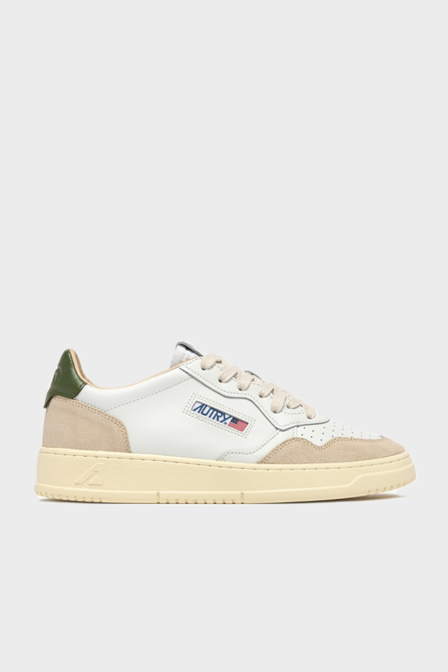 AUTRY ACTION SHOES Medalist Low Sneaker Suede in White / Bronze Green