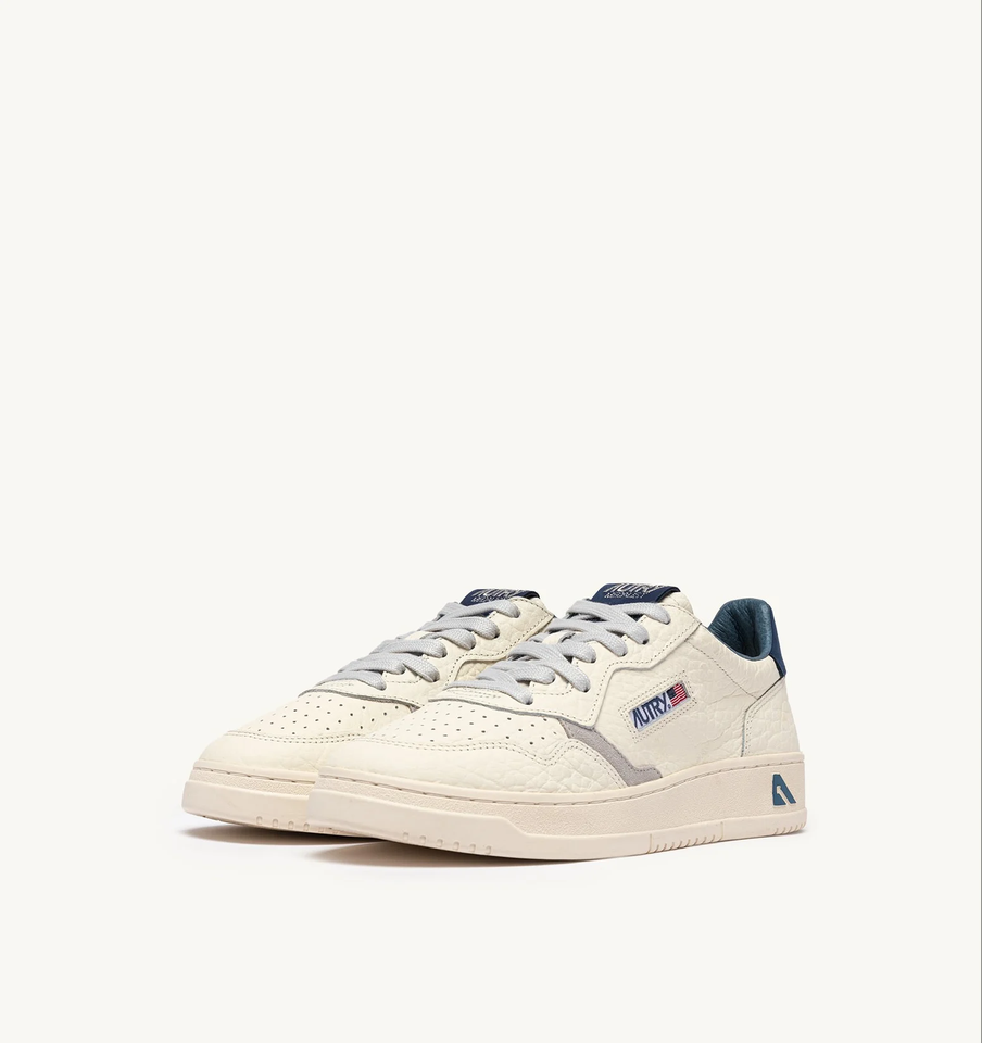 AUTRY ACTION SHOES Medalist Low Sneaker Elephant in Vapor/Blue