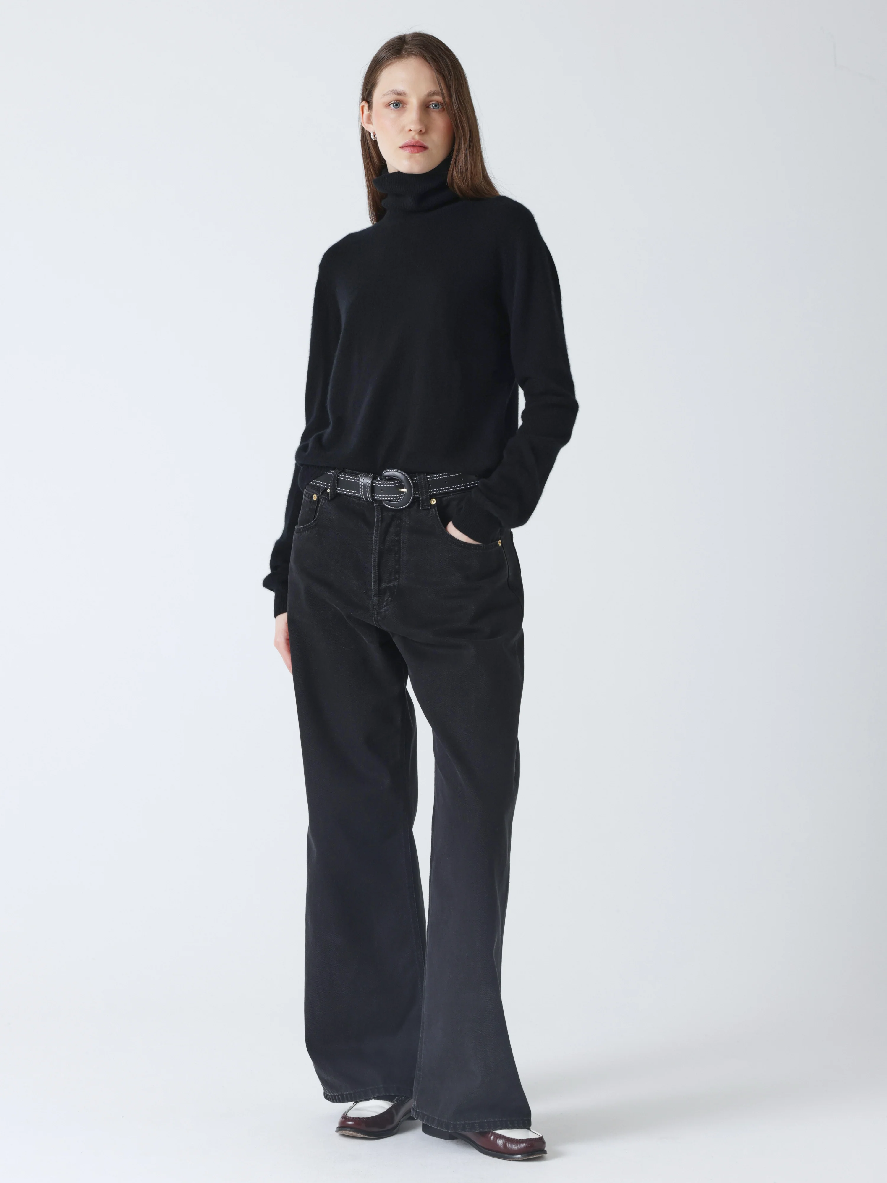 ABSOLUT CASHMERE Roll Neck Sweater in Black