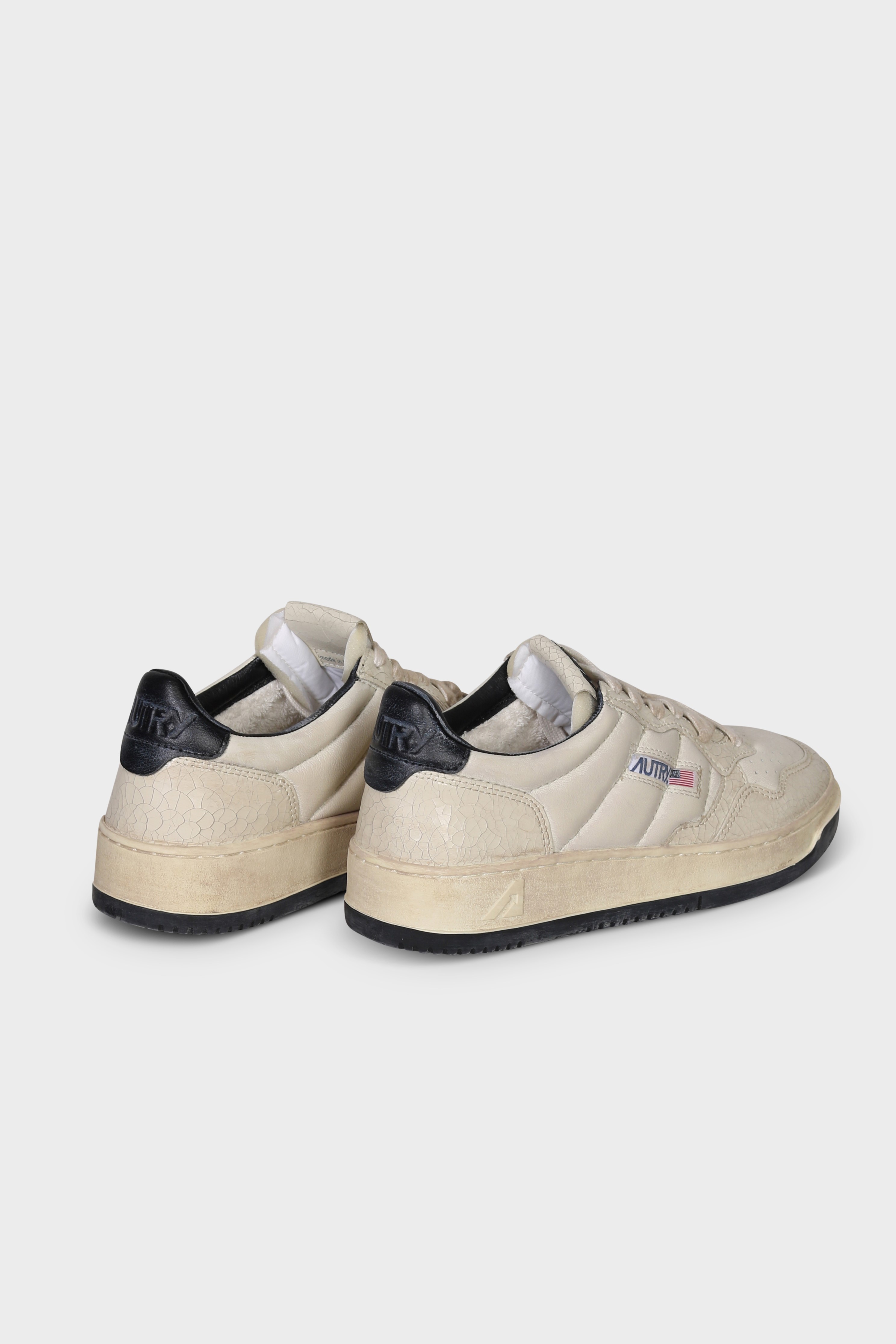 AUTRY ACTION SHOES Super Vintage Padded Low Sneaker White/Black 47