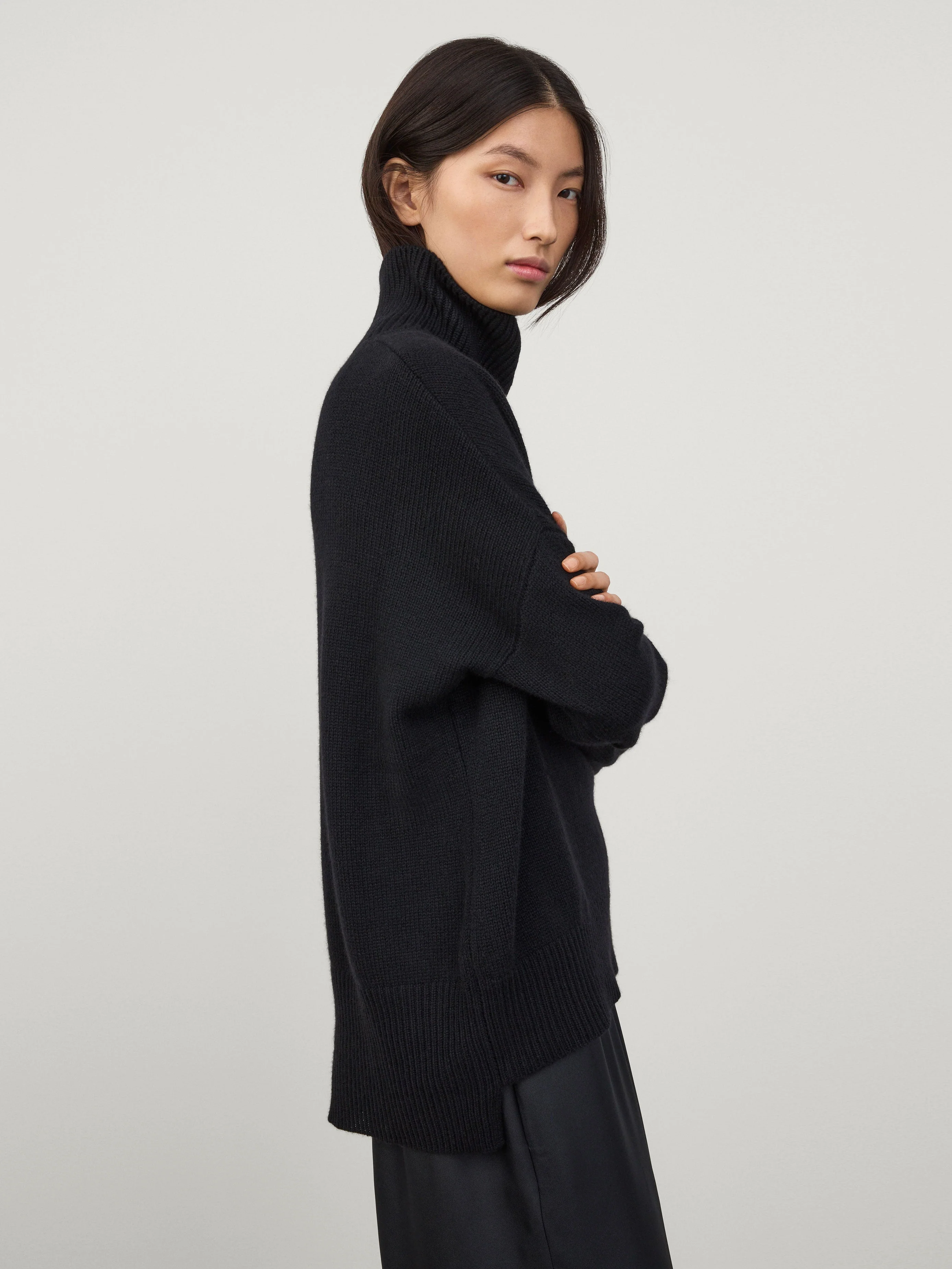 LISA YANG Heidi Cashmere Turtleneck in Black