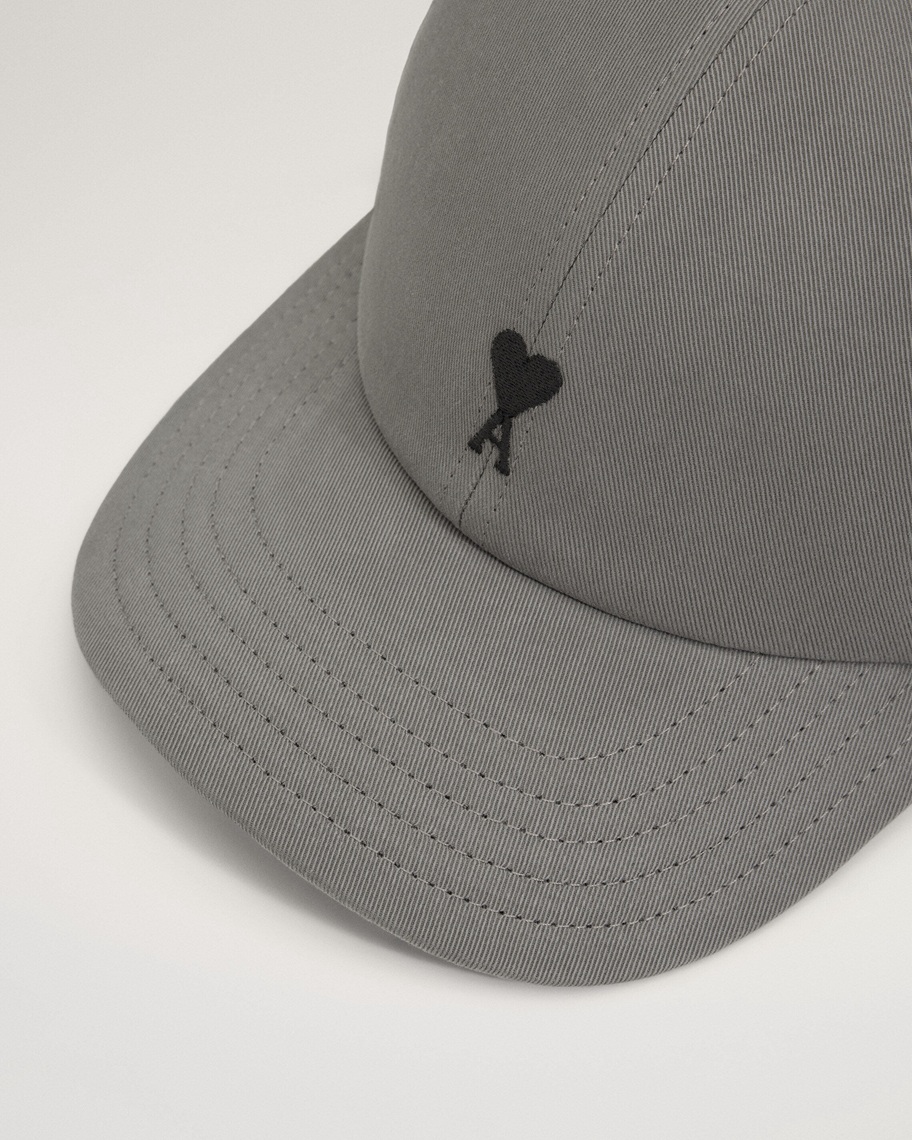 AMI PARIS de Coeur Cap in Carbon/Black