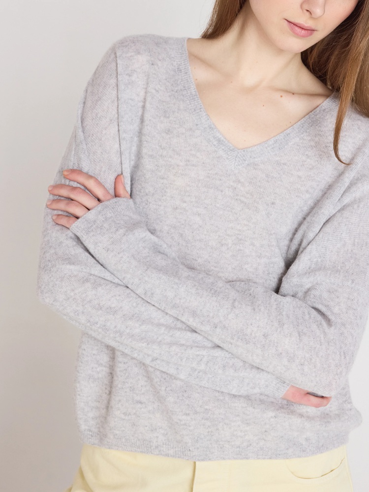 ABSOLUT CASHMERE V-Neck Sweater in Light Heather Grey