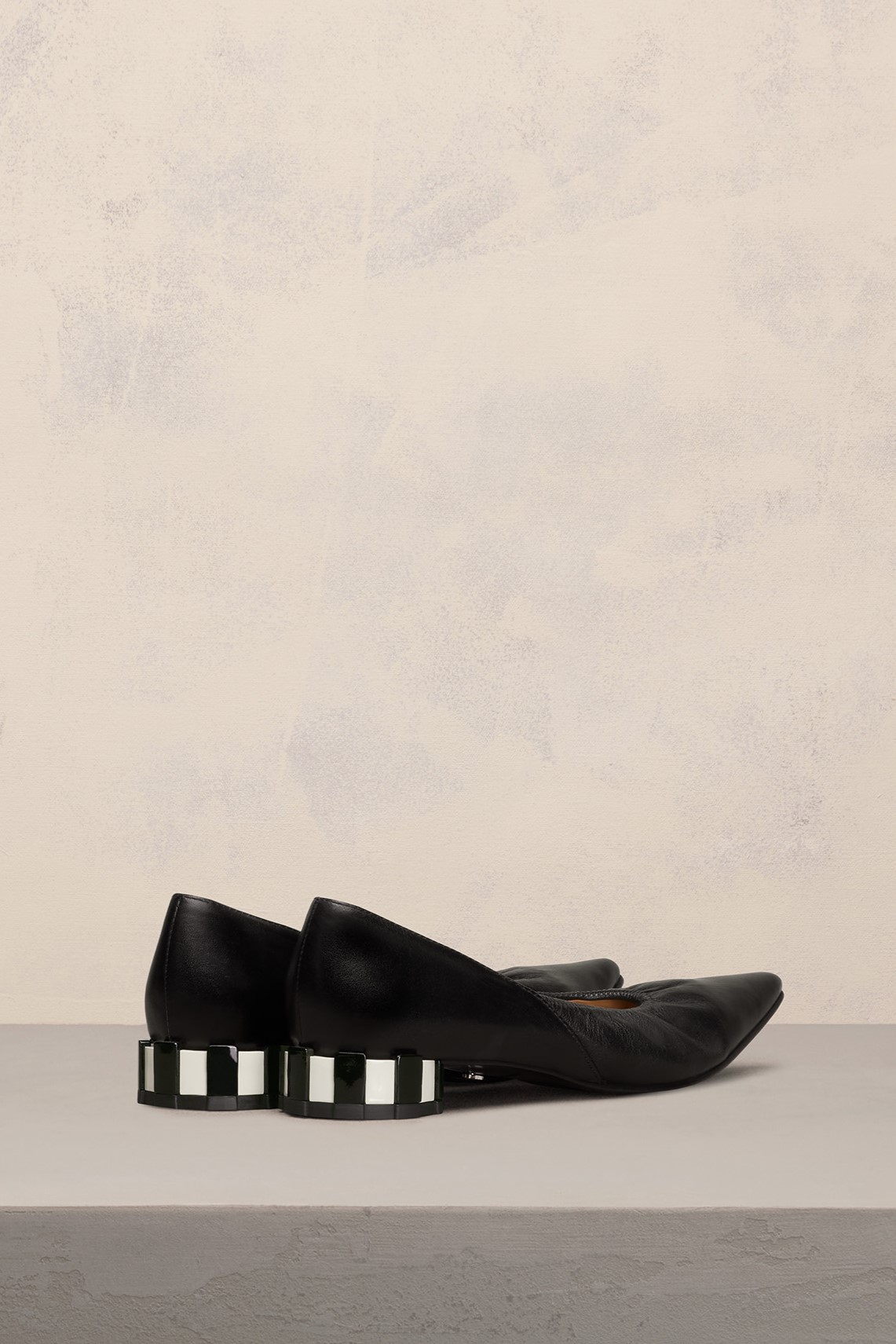 AMI PARIS Pointed Toe Pleated Shoes in Black