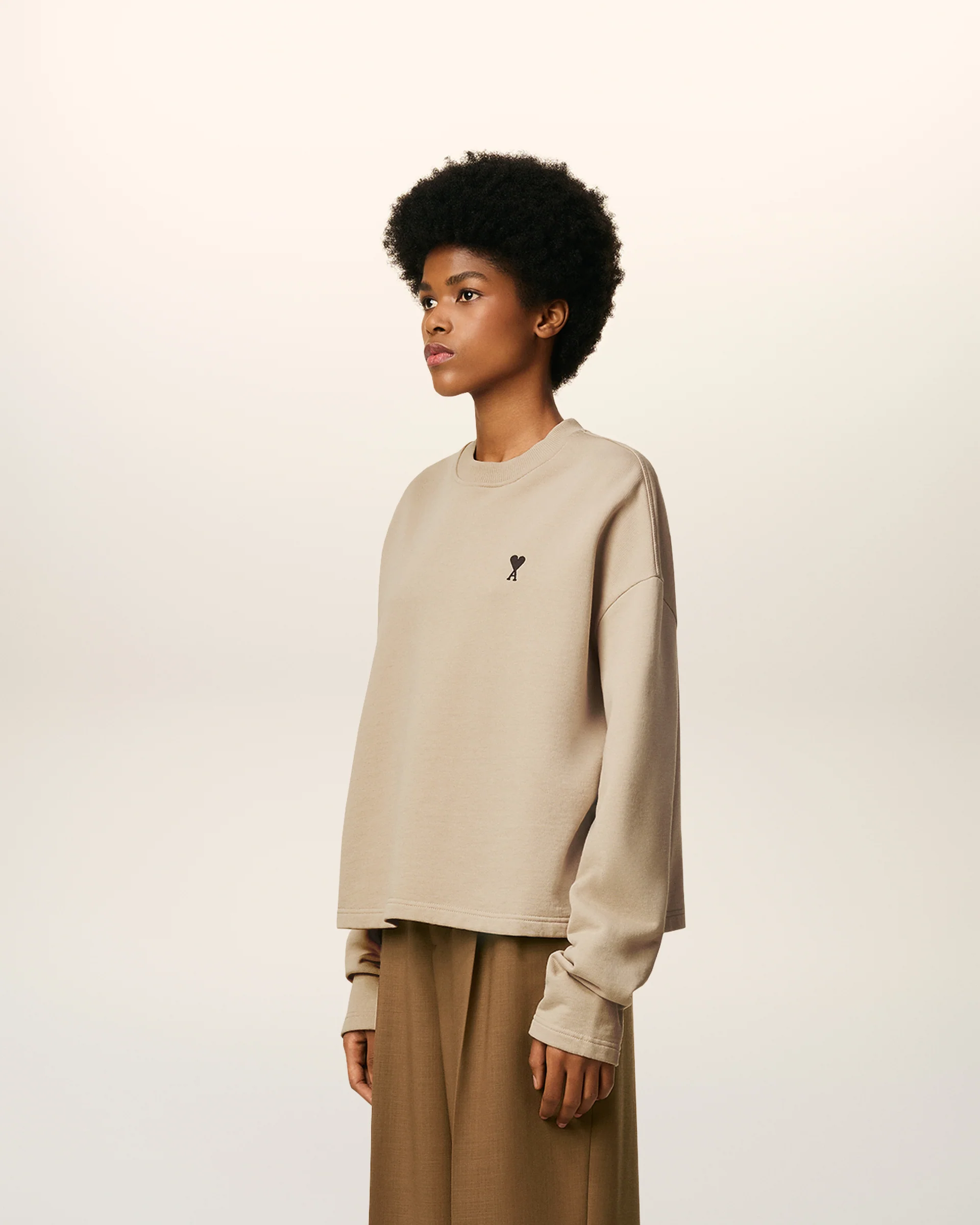 AMI PARIS de Coeur Cropped Sweatshirt in White Coffee