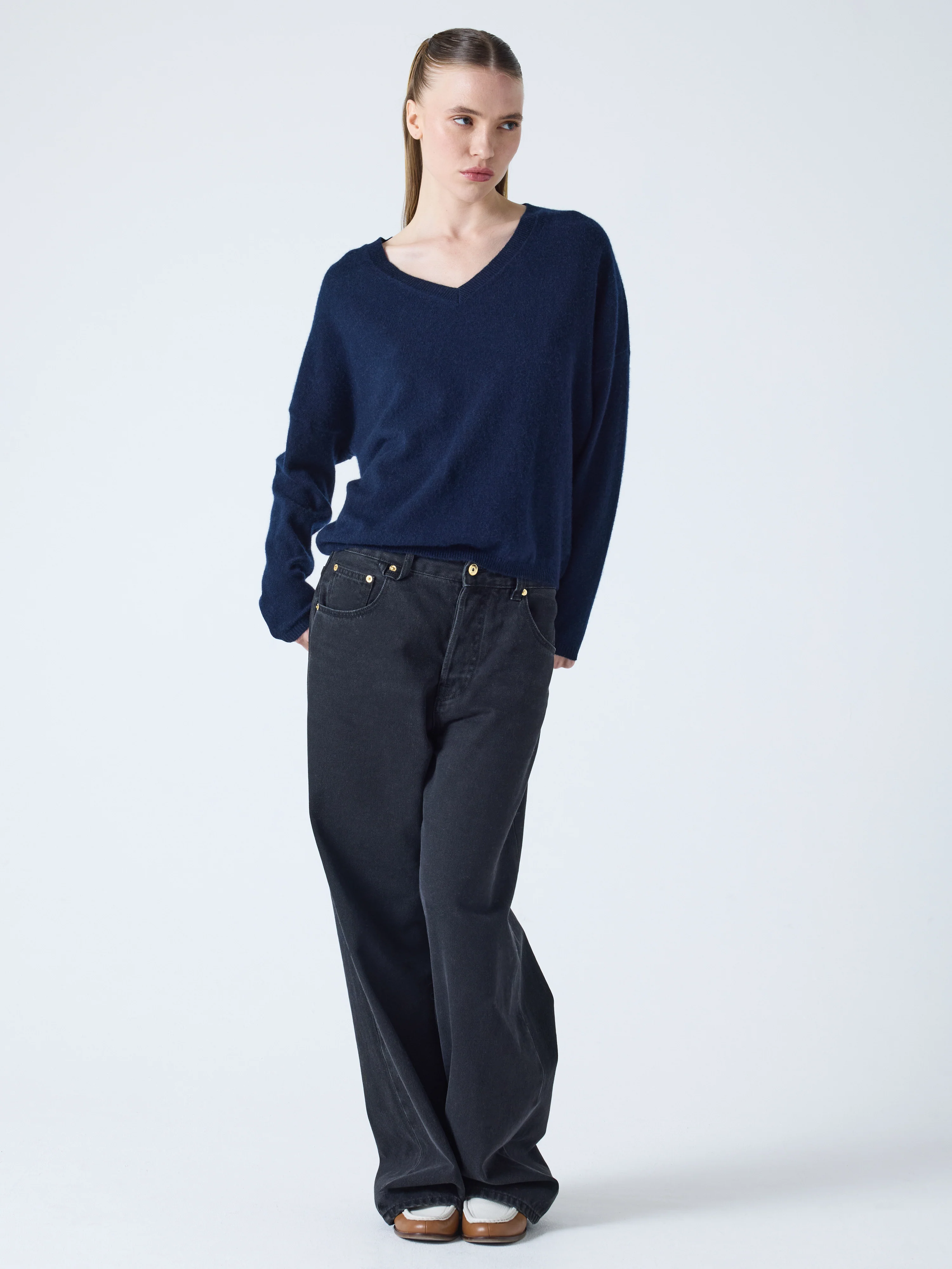 ABSOLUT CASHMERE V-Neck Sweater in Navy