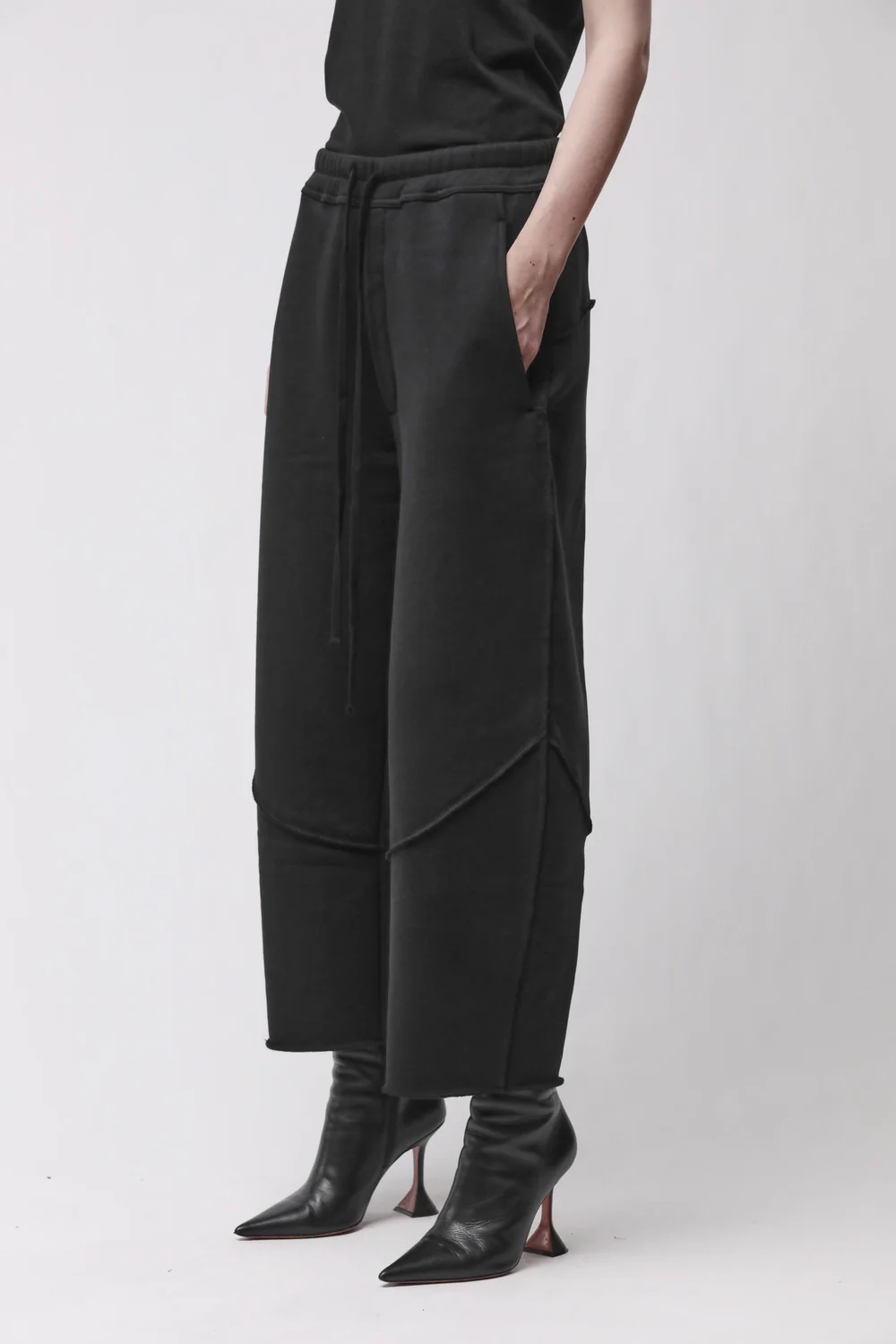 THOM KROM Cropped Barrel Fit Sweatpant in Black