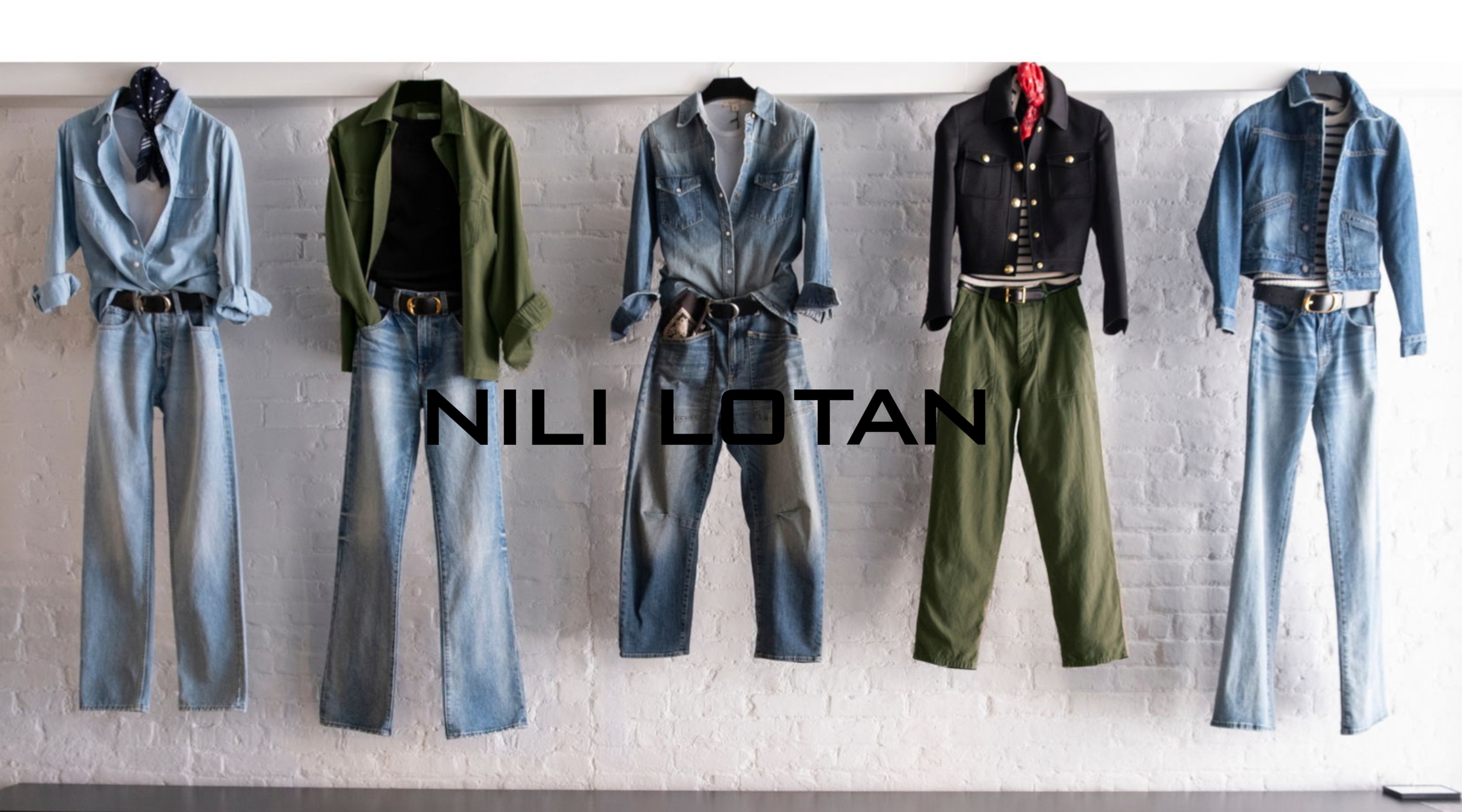 verschiedene outfits von nili lotan neben einander auf bügel gehängt
